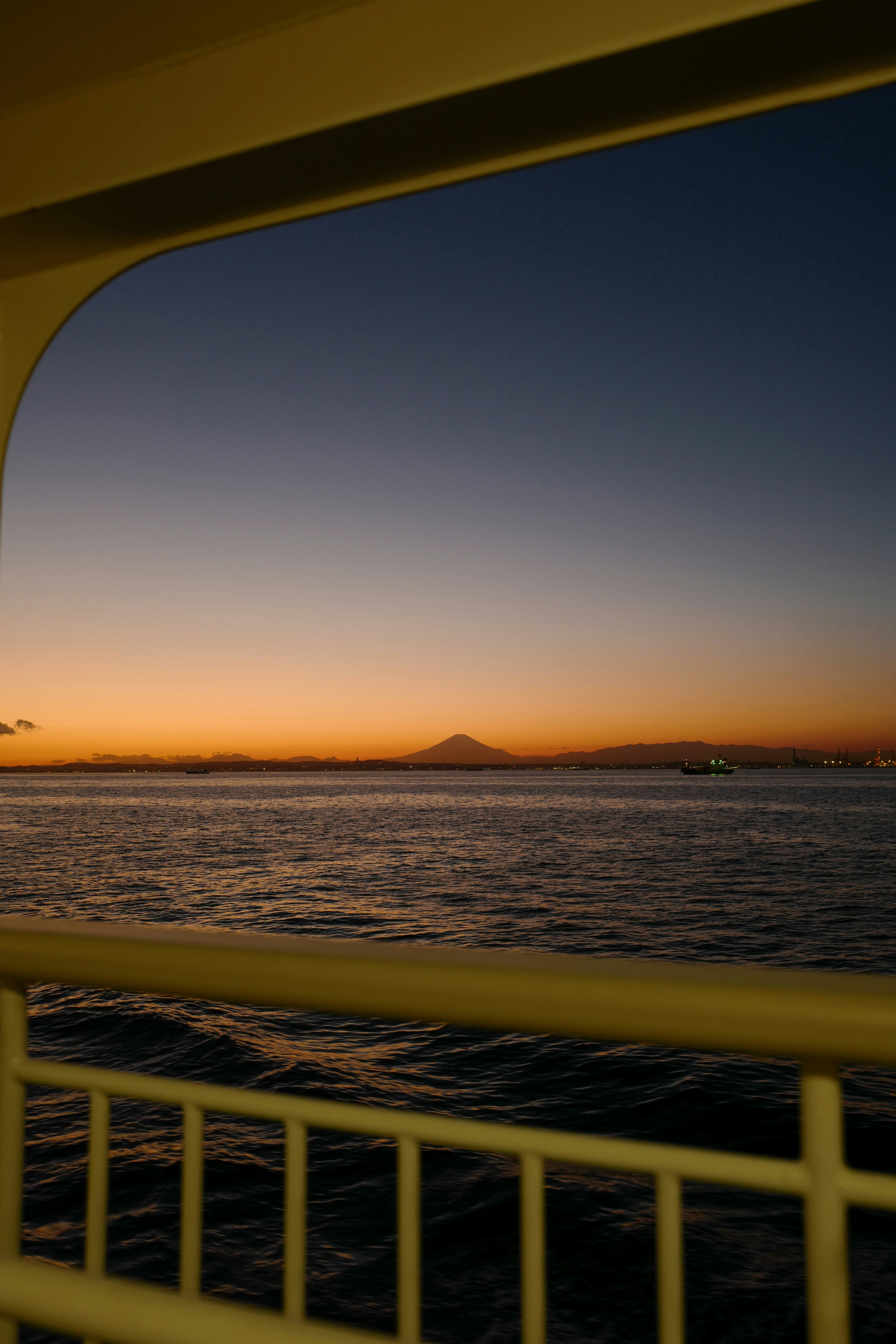 海上から見える夕焼けの海と水平線の景色