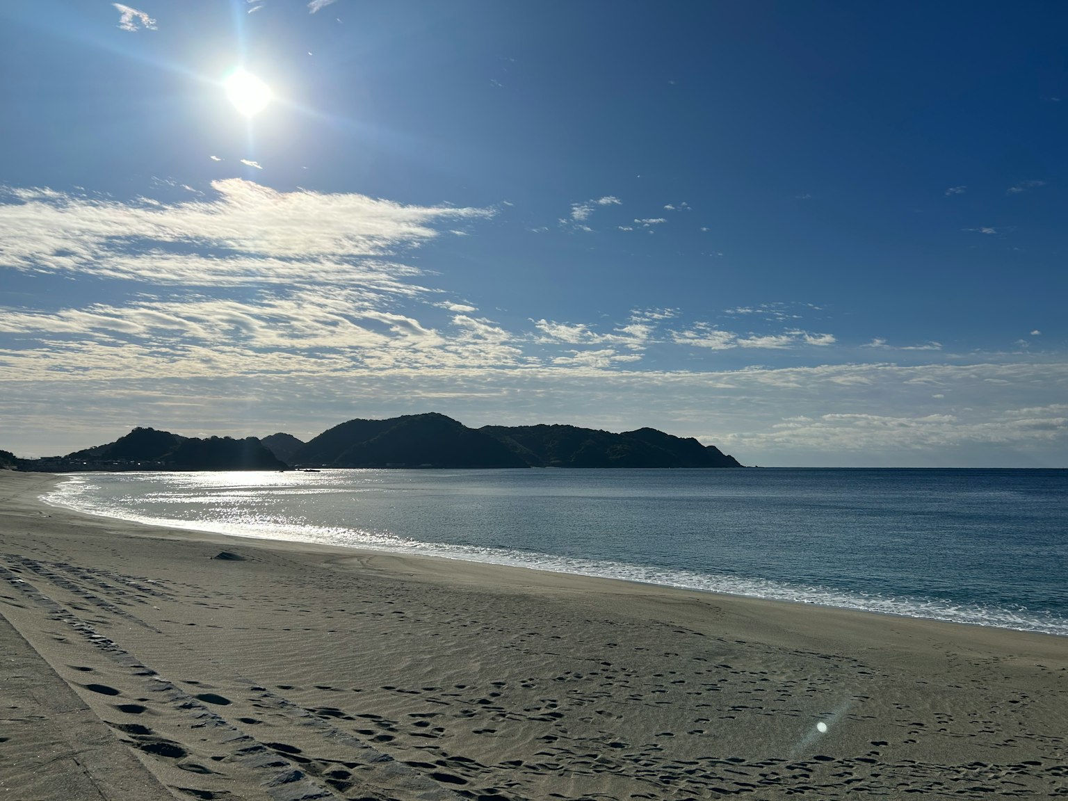 Scène de plage avec ciel bleu et mer calme soleil brillant