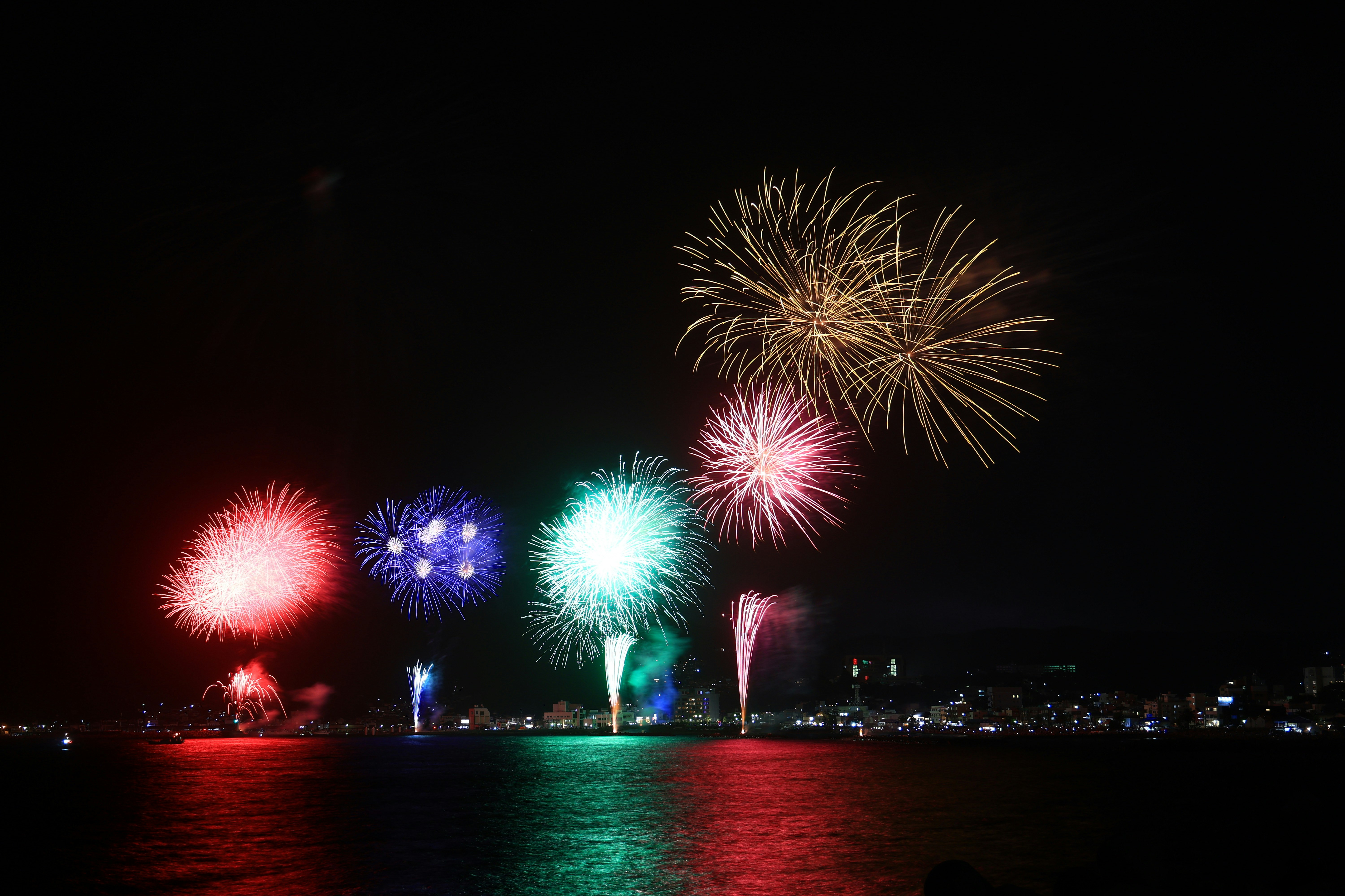 夜空中的彩色煙花與水面倒影