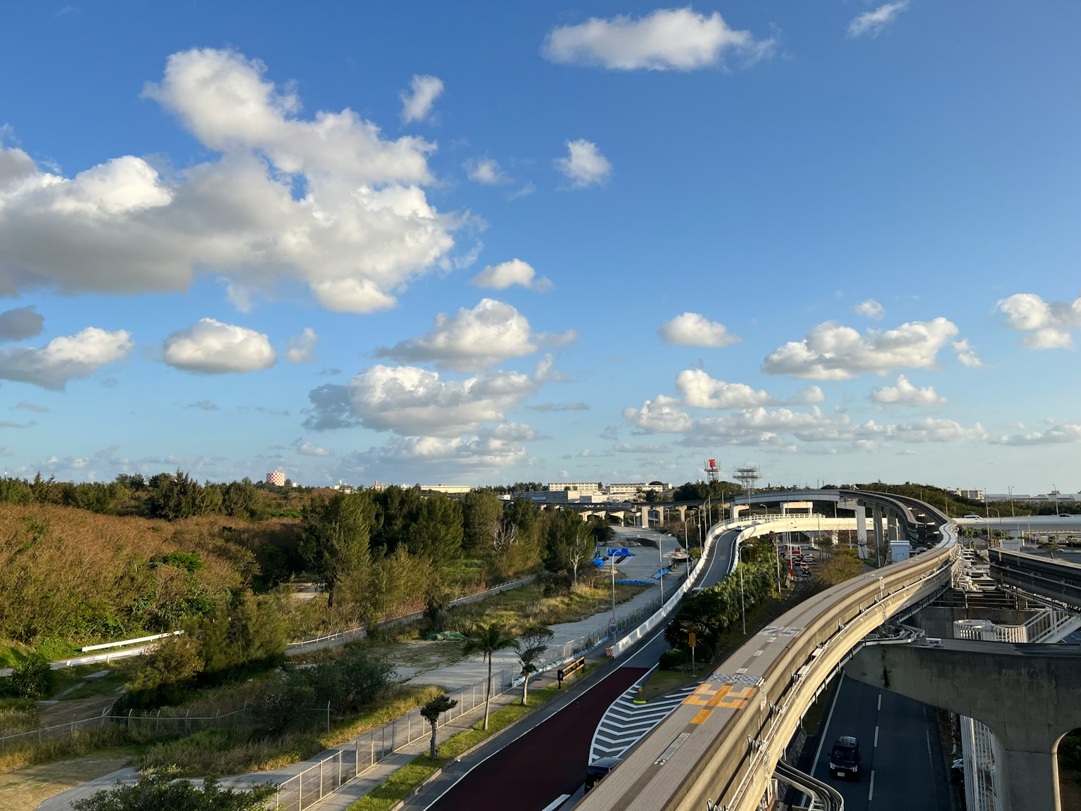 Vue panoramique d'un ciel bleu avec des nuages autoroutes et verdure