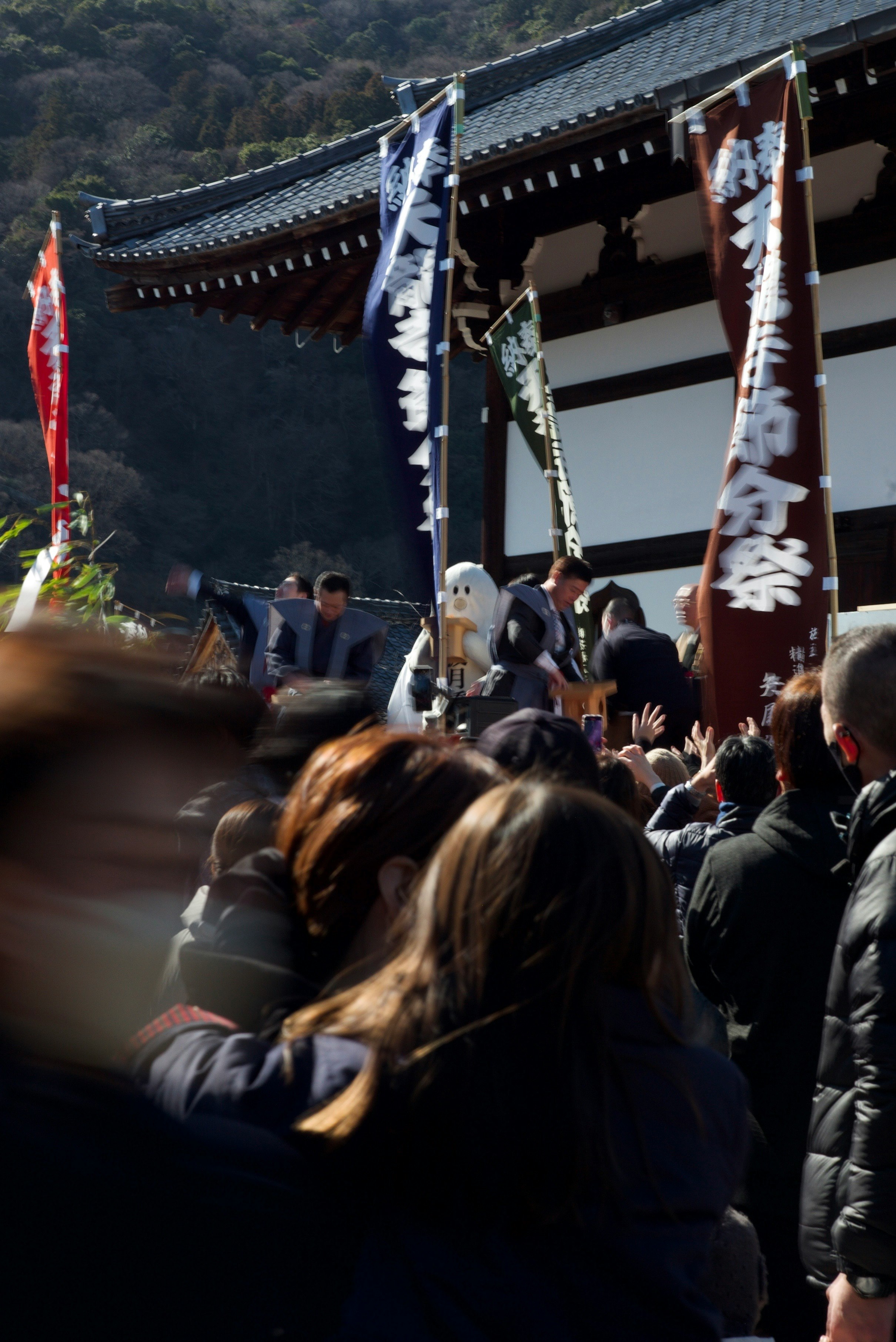天龍寺の節分会で掲げられた幟と参拝者の列