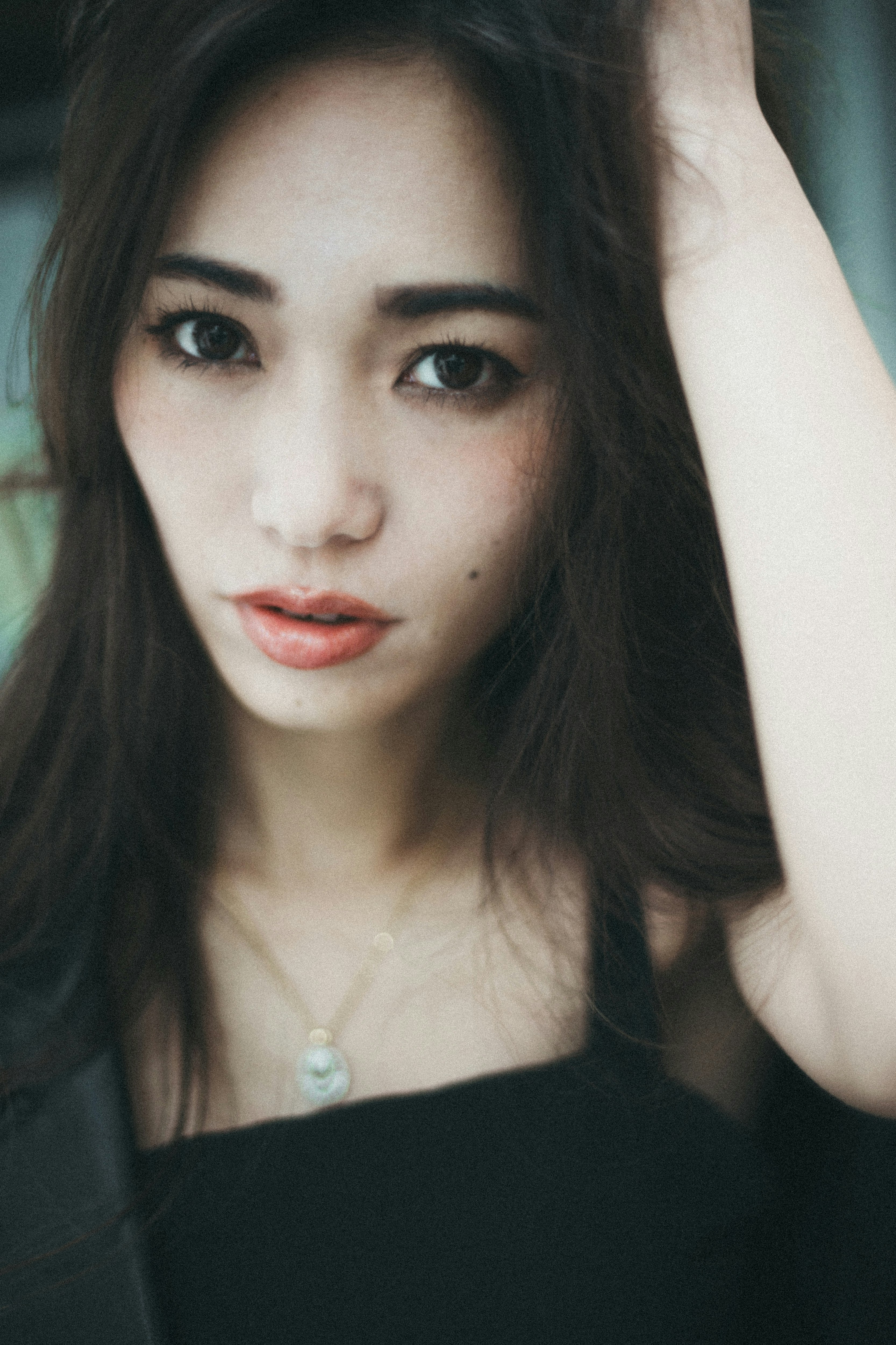 手臂抬起的女性近景人像