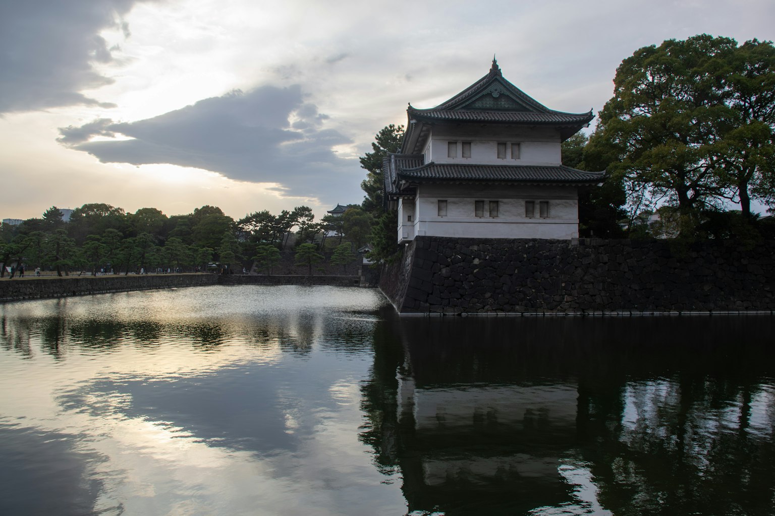 Un hermoso edificio blanco en el Palacio Imperial de Tokio con un estanque sereno