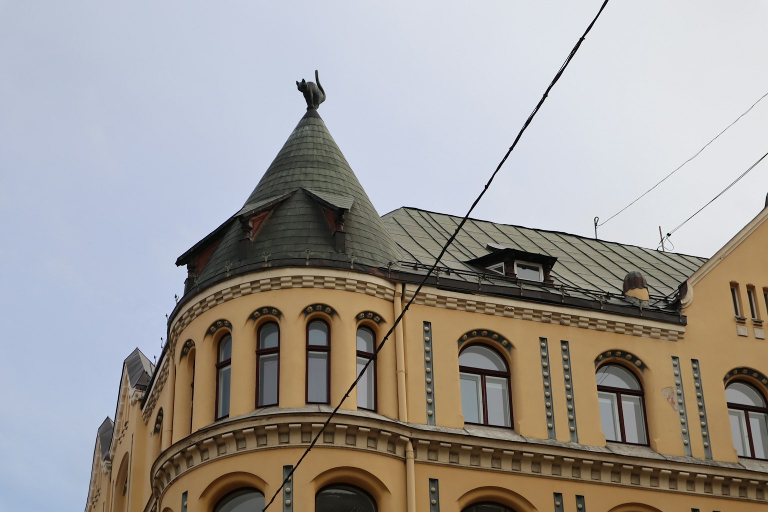 Bellissima facciata di un edificio con una scultura di un'aquila sul tetto