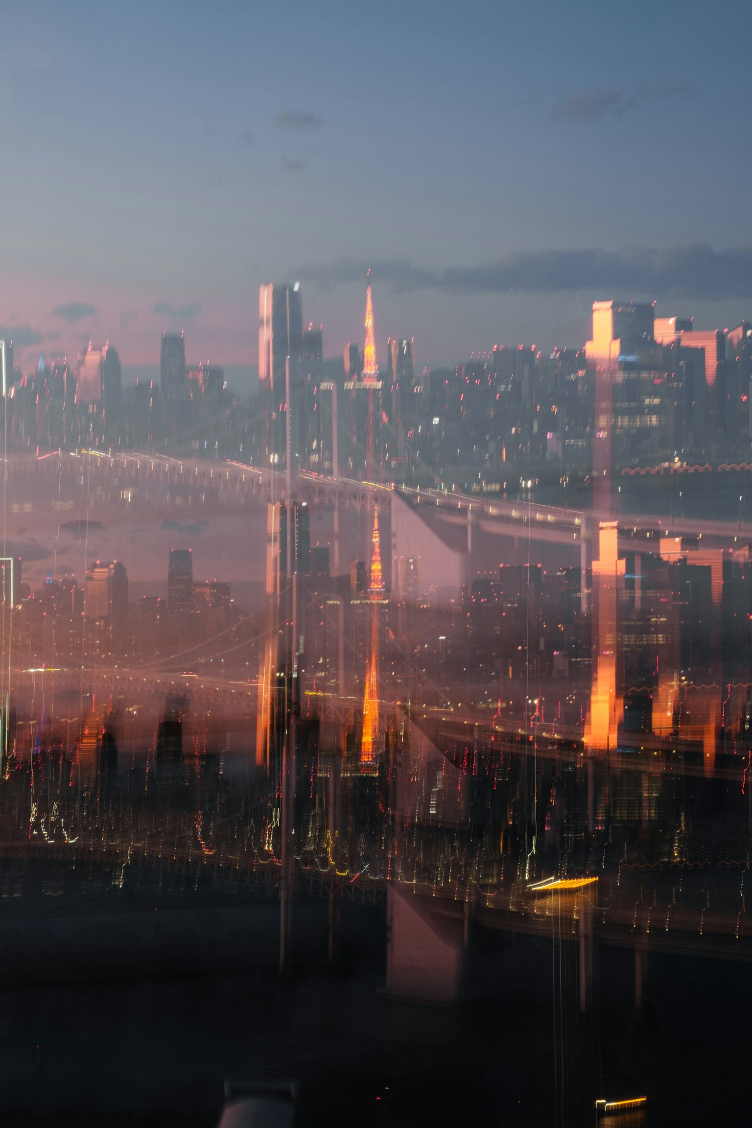 模糊的夜间城市景观和可见的反射