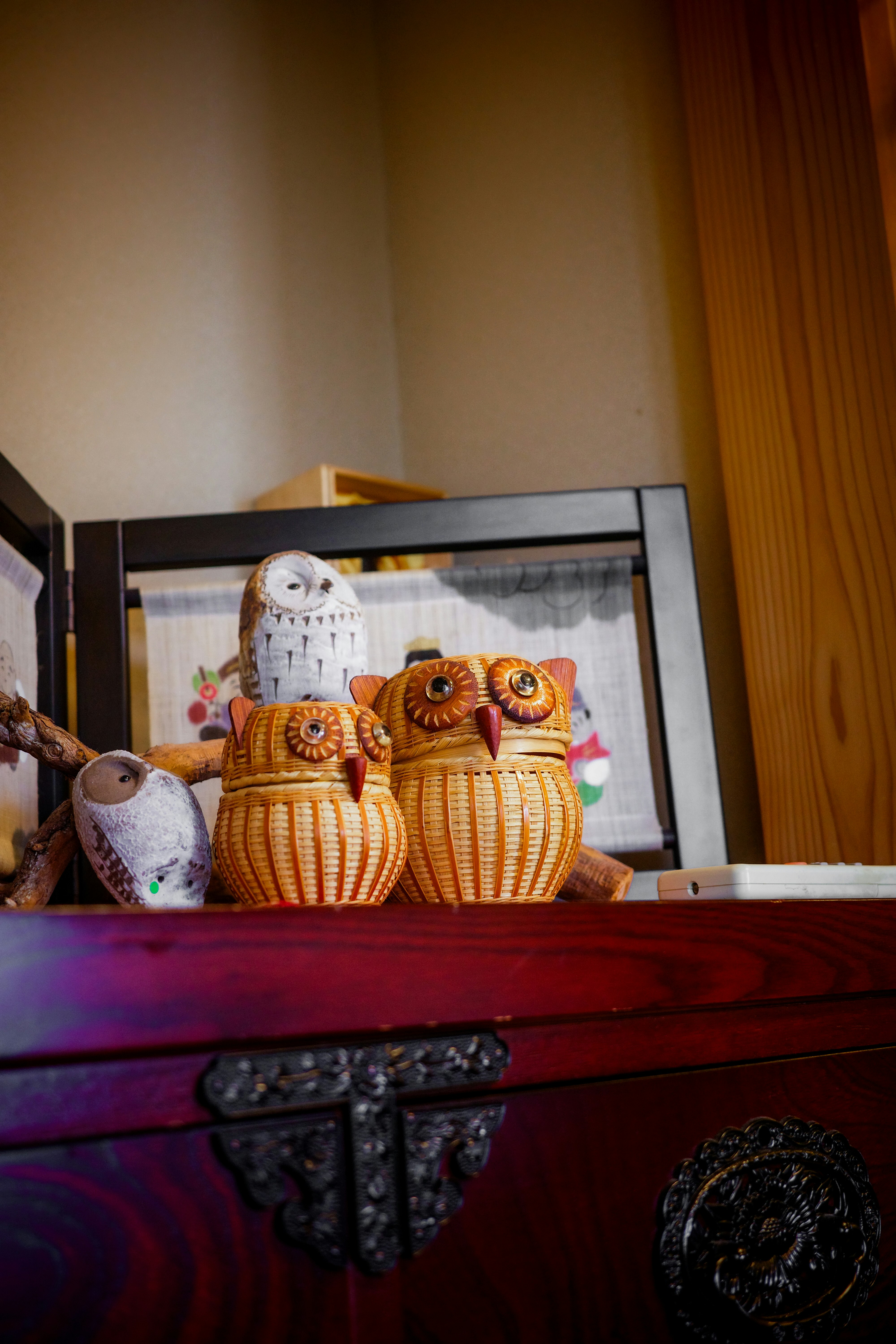 figurines de hiboux et petits objets sur une étagère en bois