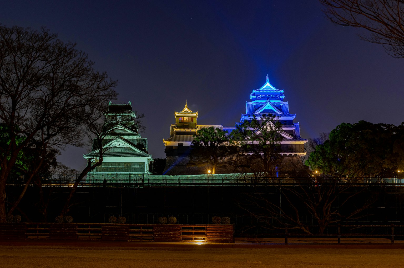 夜間城堡的美麗景觀藍色燈光突顯其結構