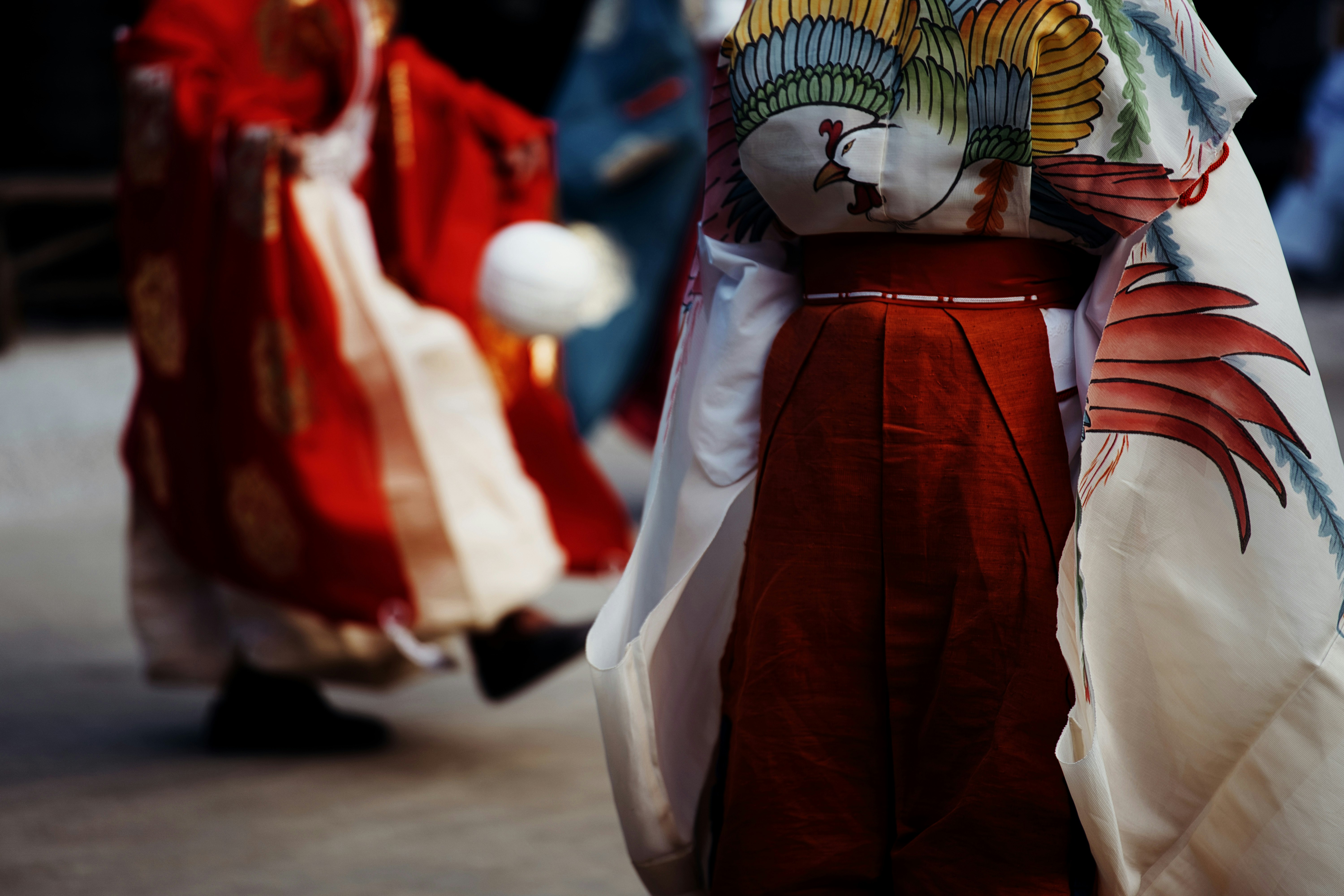 下鴨神社の蹴鞠はじめ衣装を着た人物の後ろ姿