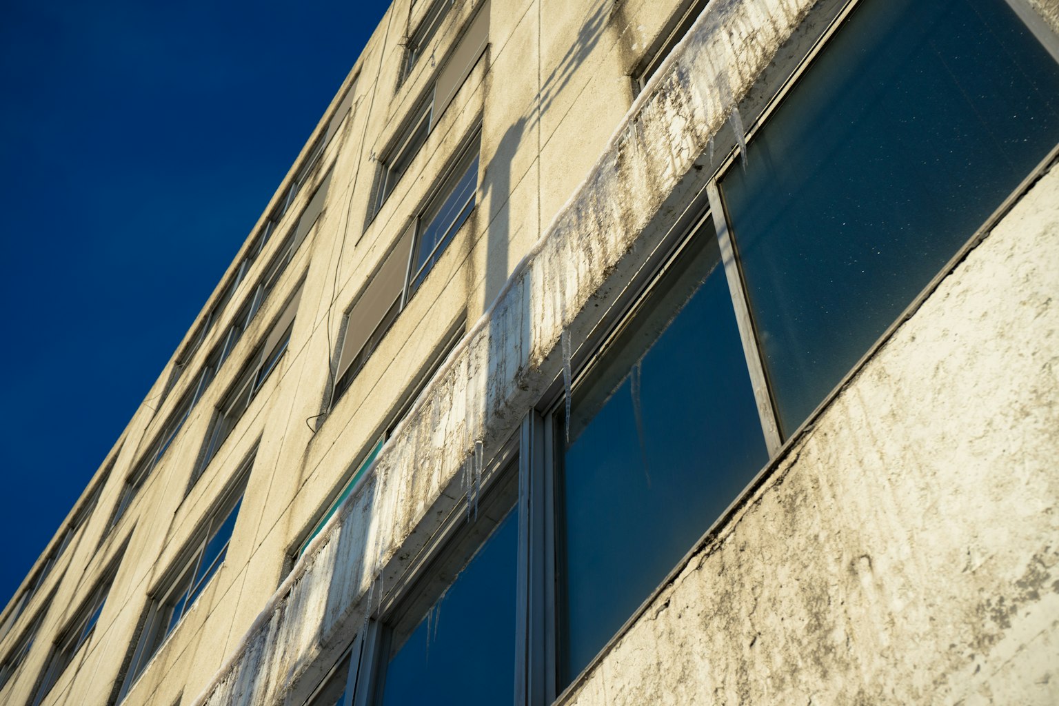 老建築的斜視圖顯示外牆和窗戶細節