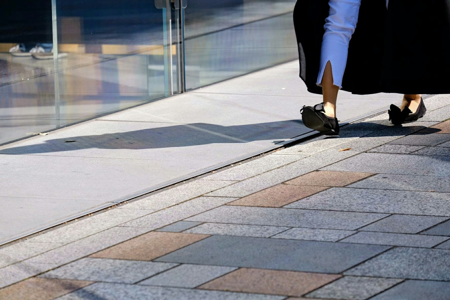Primo piano di una persona che cammina su un percorso pavimentato
