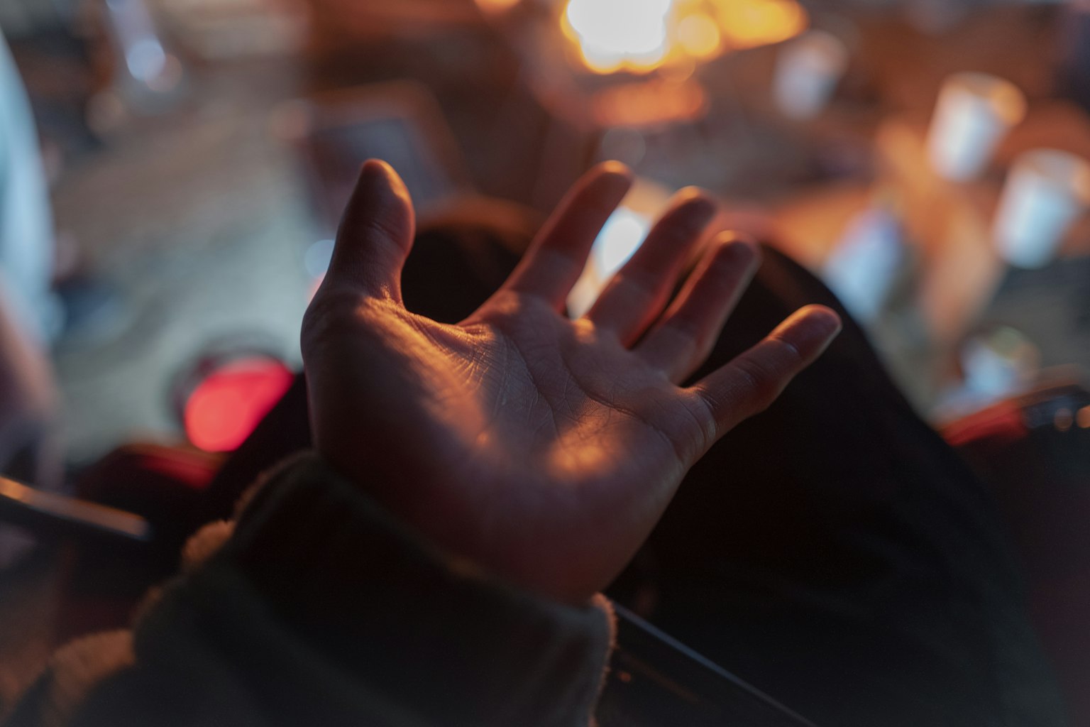 溫暖光線中的手部特寫