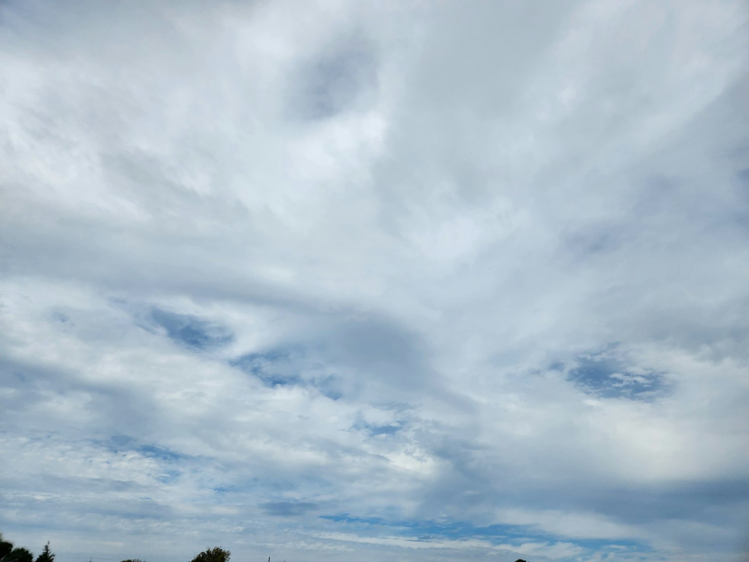 Un paysage avec un ciel bleu et des nuages blancs