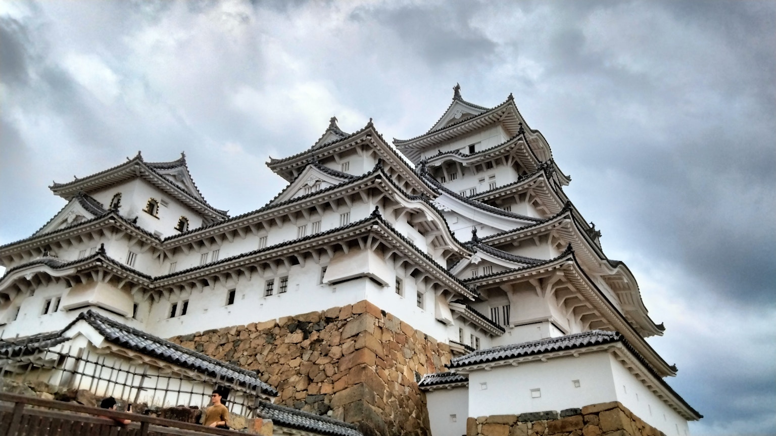 姬路城在多云的天空下展示其独特的建筑