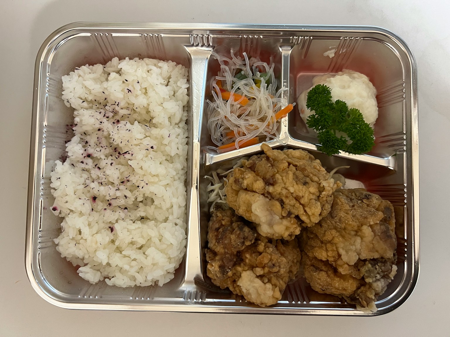 Hình ảnh hộp cơm bento với cơm trắng và gà chiên