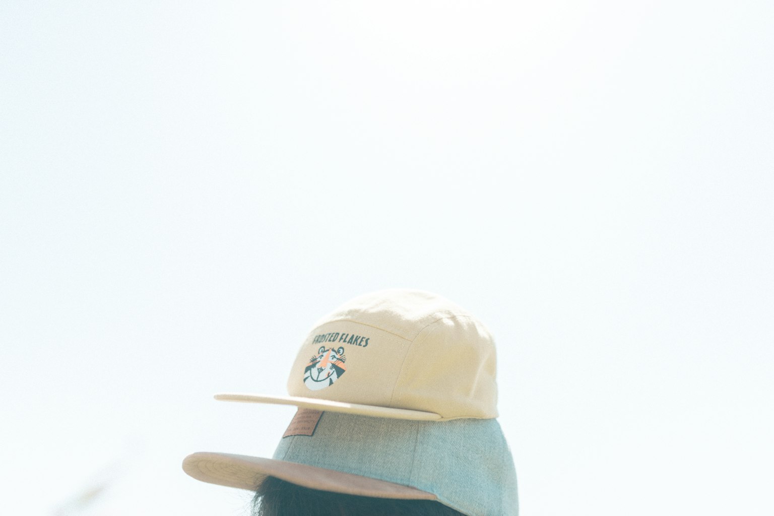 Imagen de una persona con una gorra sobre un fondo claro
