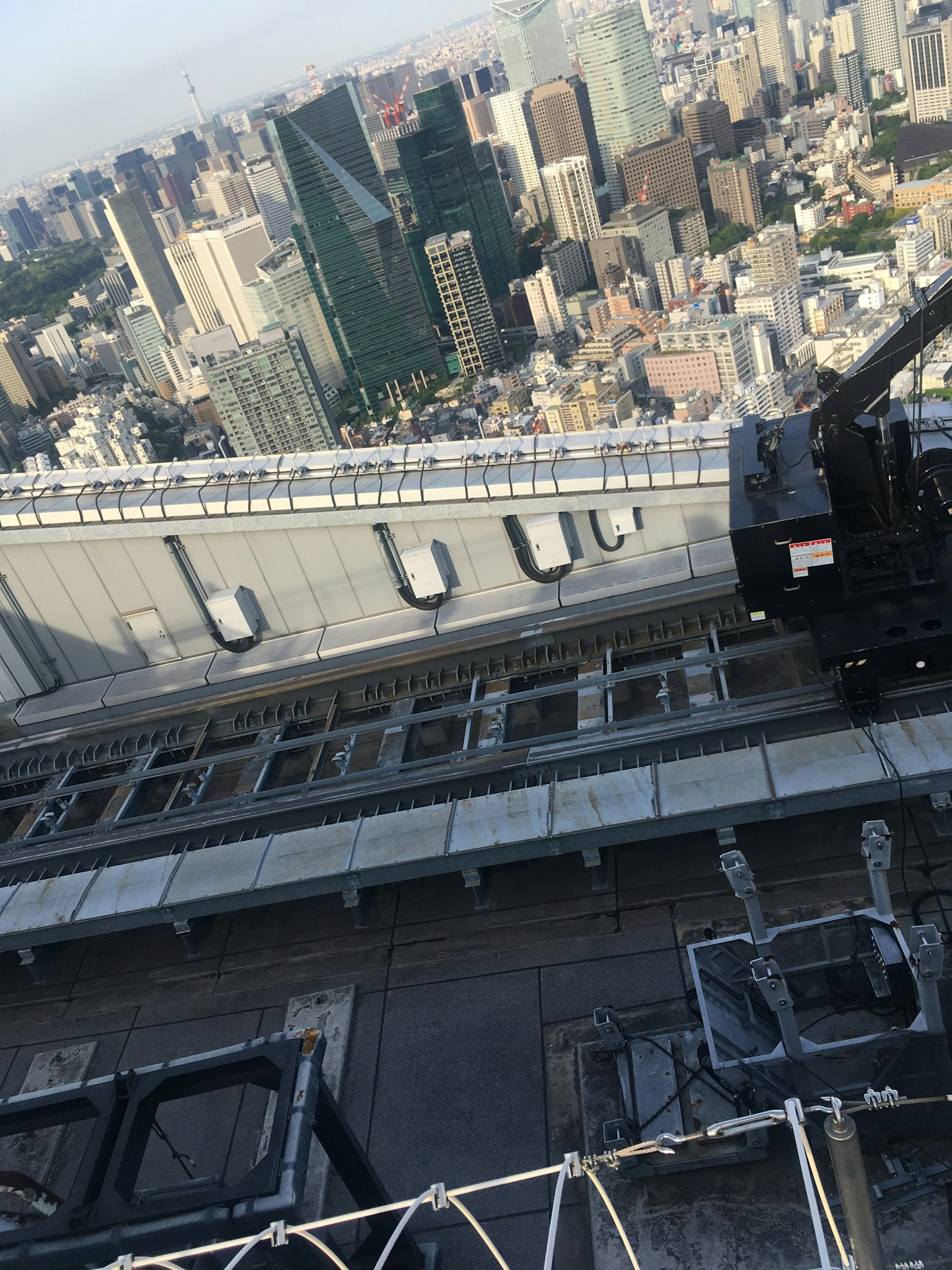 Vista panoramica della città dal tetto di un grattacielo con elementi di costruzione