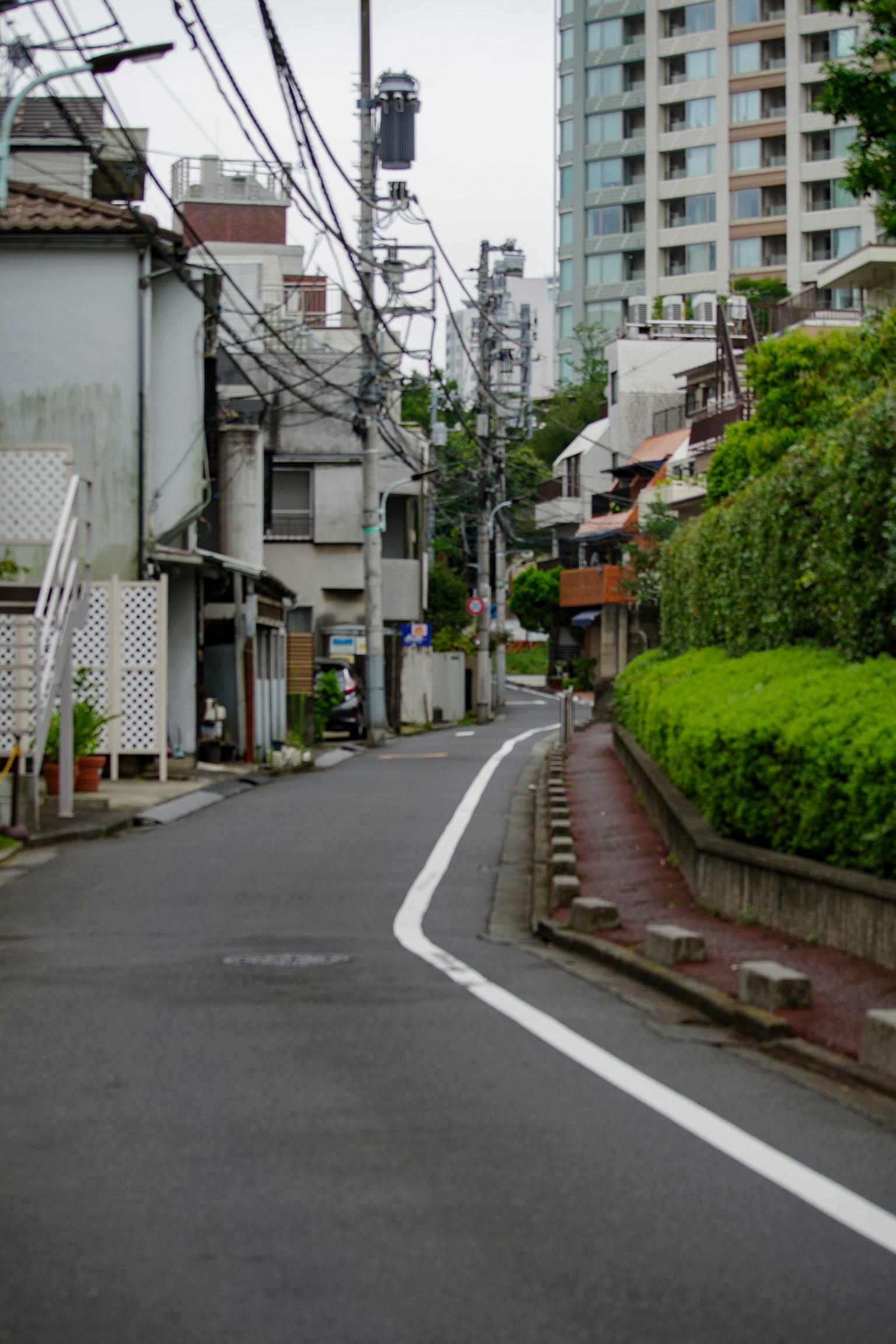 Rue calme à Tokyo avec des bâtiments résidentiels et un gratte-ciel