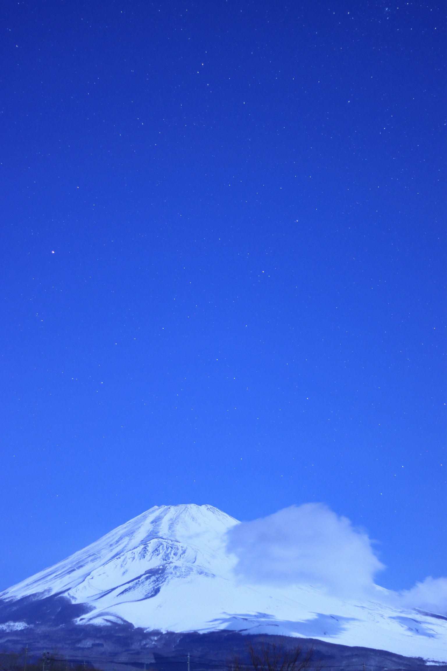 雄偉的富士山在晴朗的藍天下