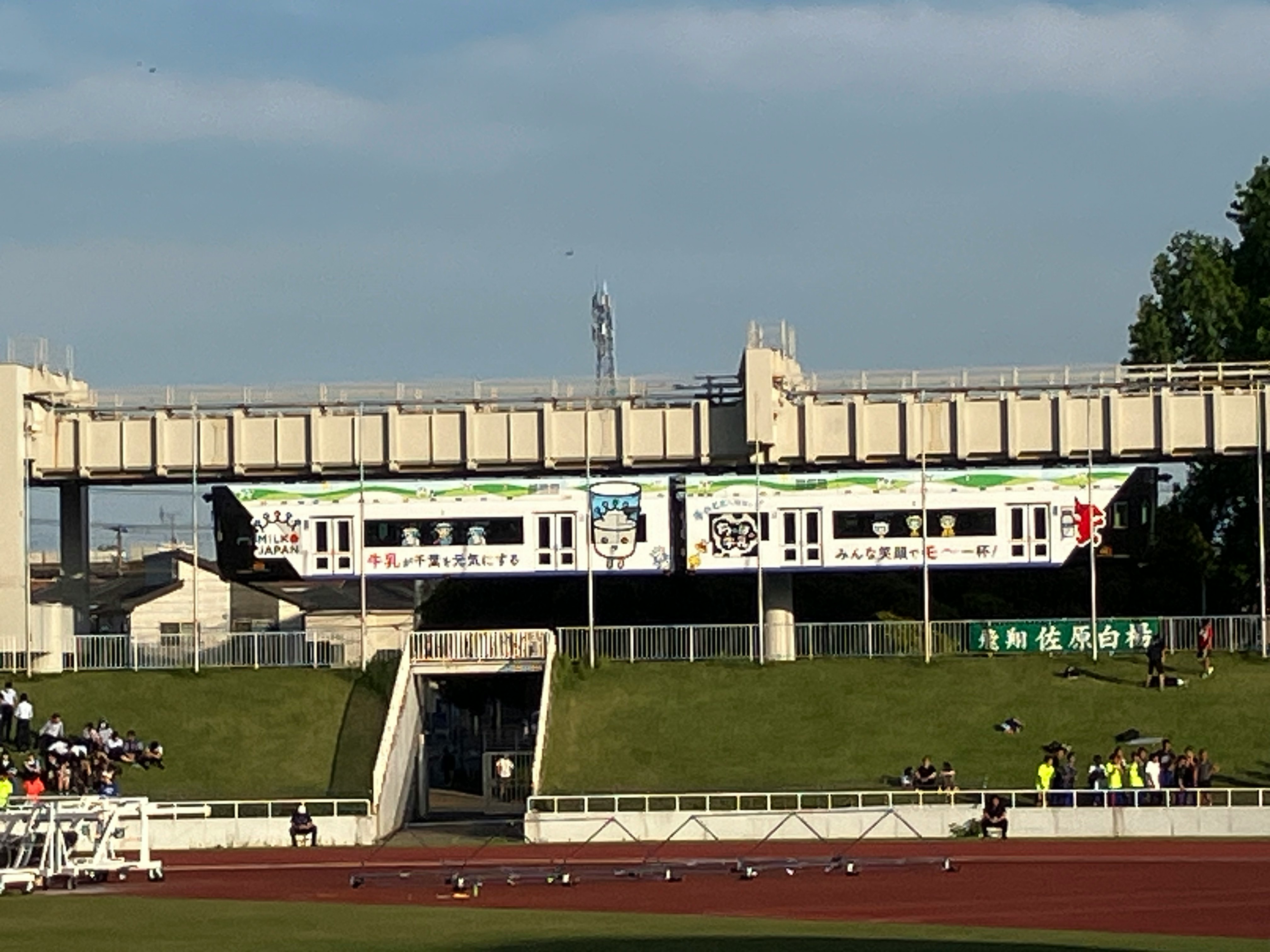 陸上競技場のモノレールが走る風景