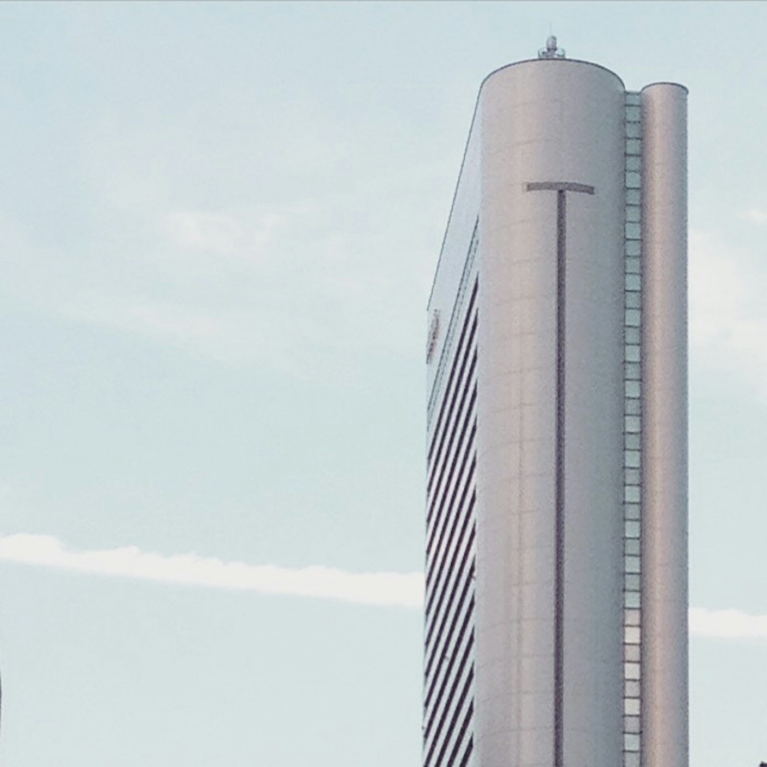 Gros plan d'un gratte-ciel avec un ciel bleu et des nuages, design moderne