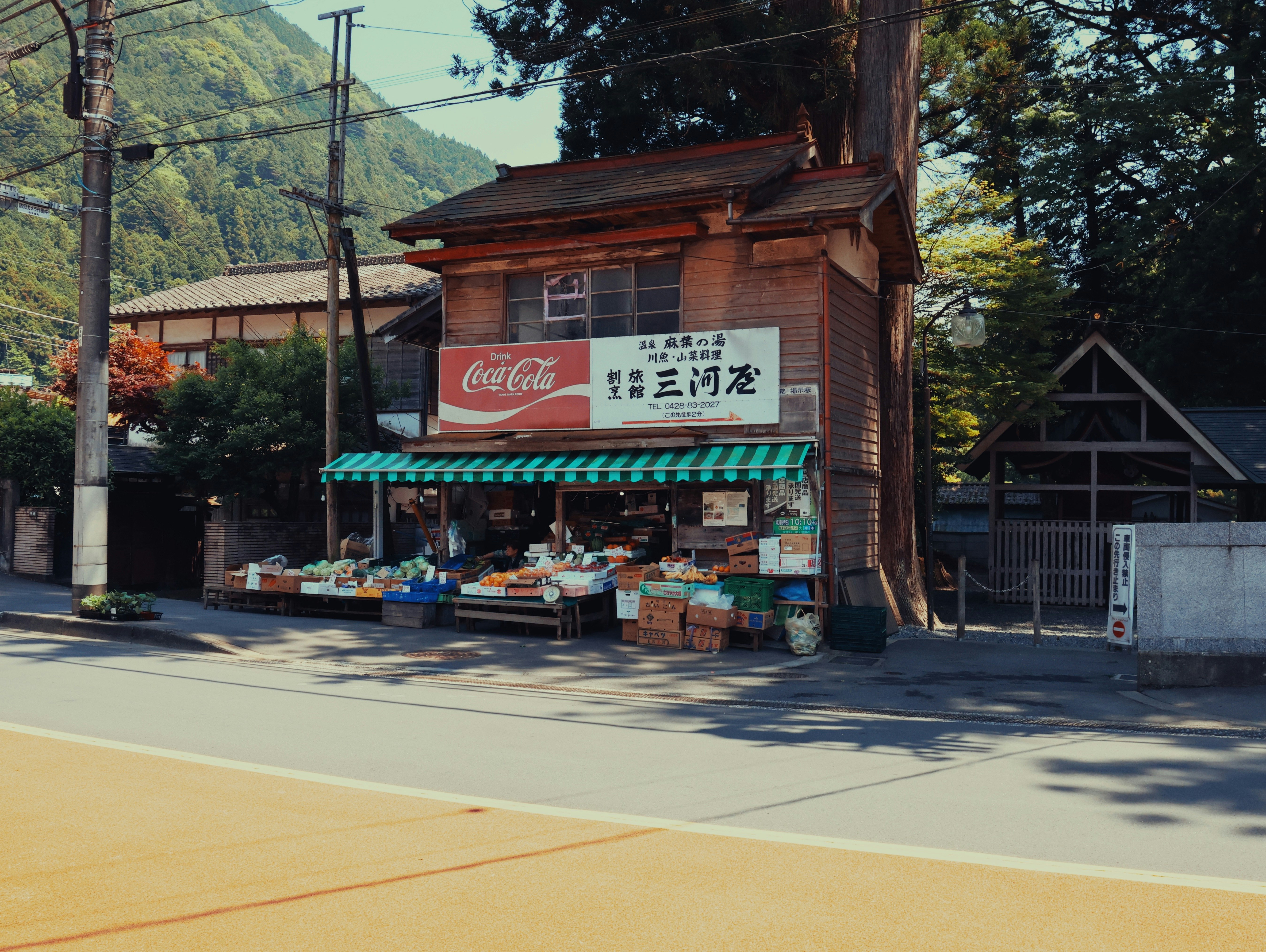 山あいの道沿いにある屋台風の売店