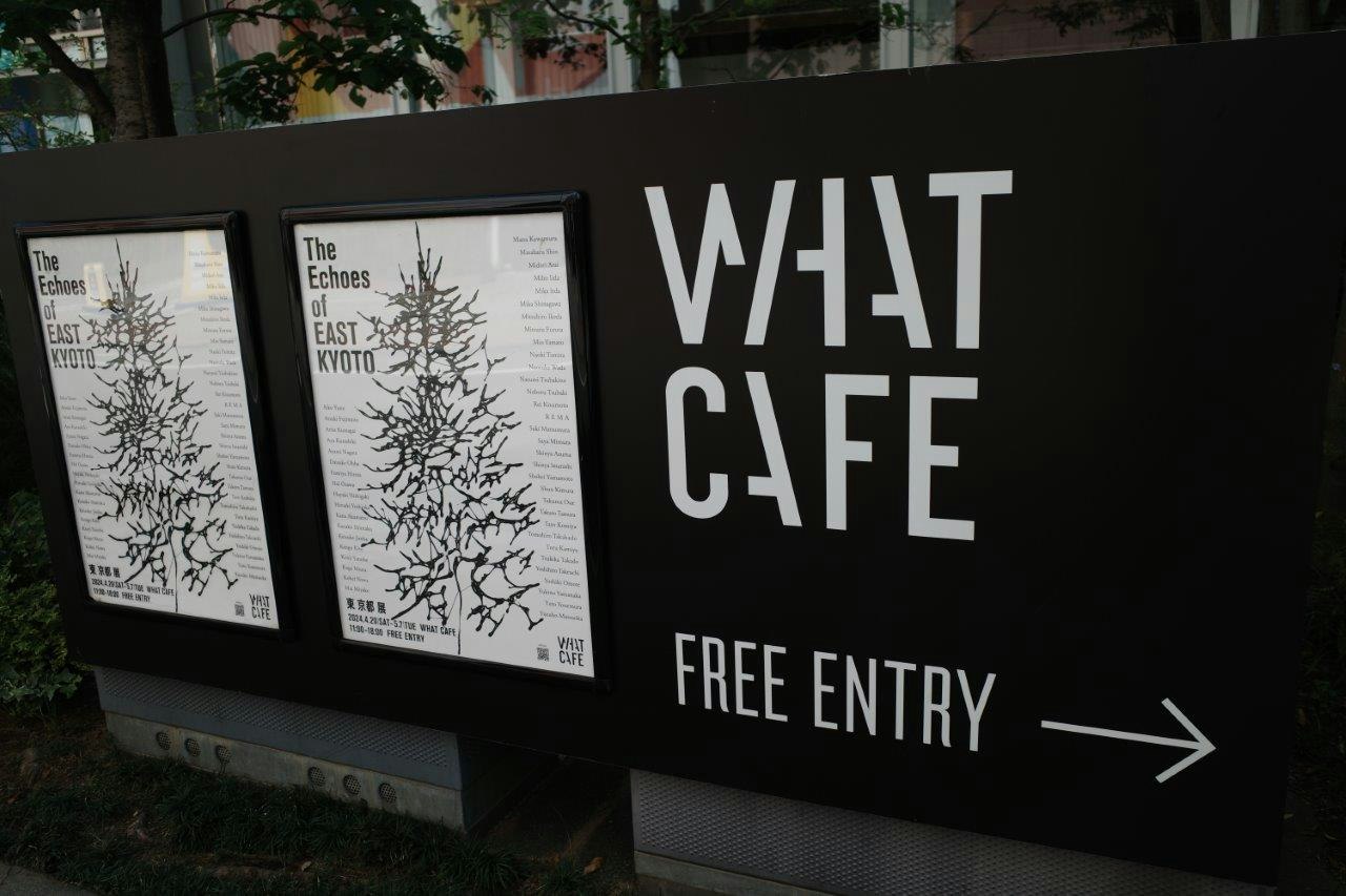 「W/AT CAFE」と無料入店案内の看板が並ぶカフェ外観
