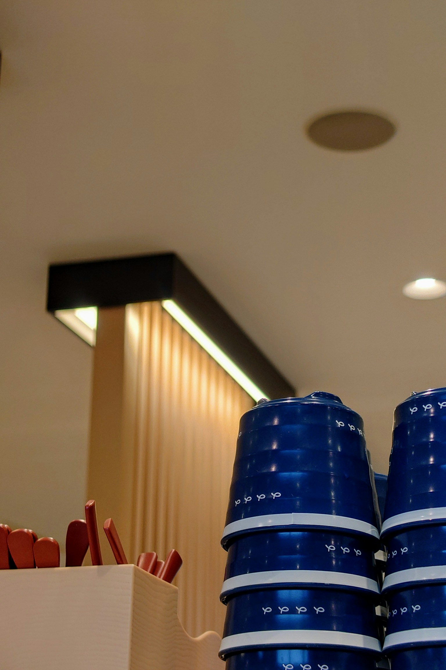青いカップが積み重なったカフェの内部の一部