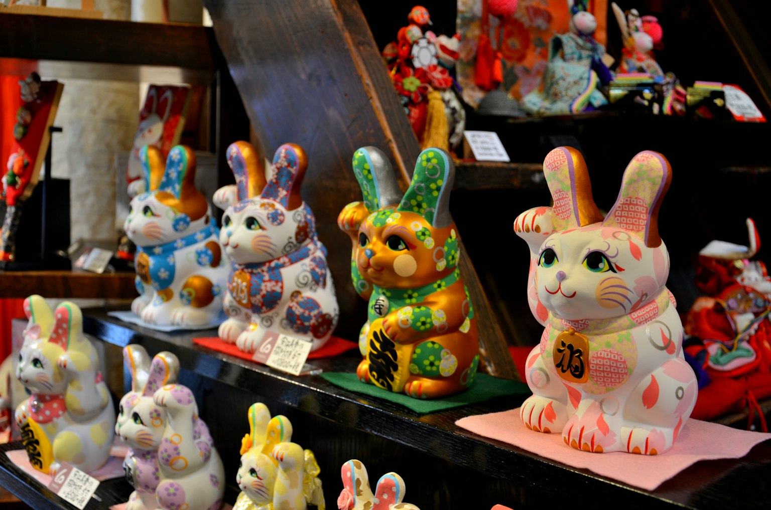 Figuras de conejos de cerámica coloridas exhibidas en fila