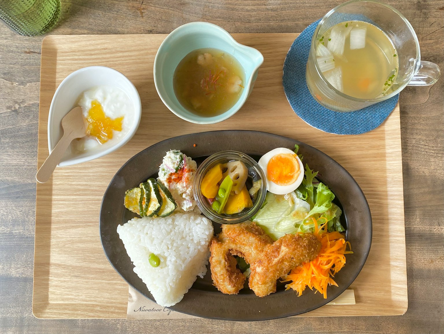 Đĩa ăn Nhật Bản ngon với món chiên, salad và cơm