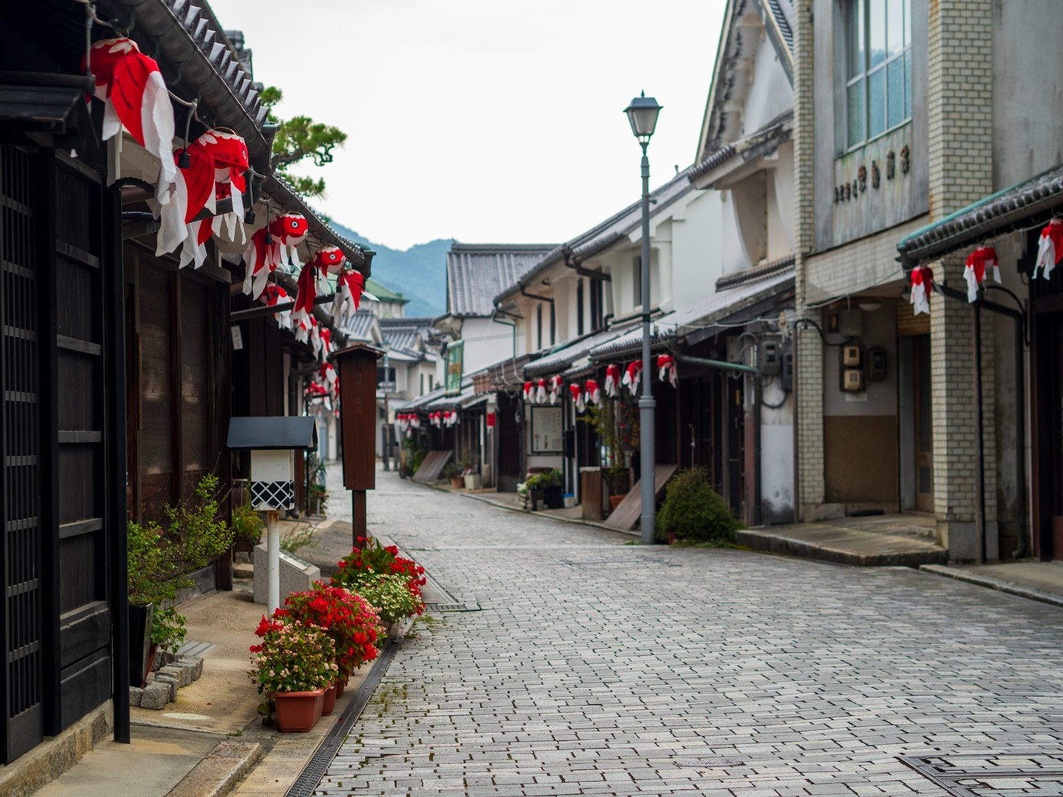 Con phố yên tĩnh với các tòa nhà truyền thống và trang trí đỏ trắng