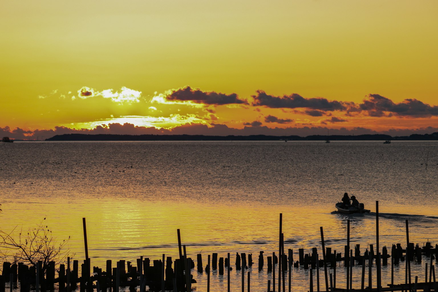 Hermoso atardecer sobre el mar con un pequeño bote