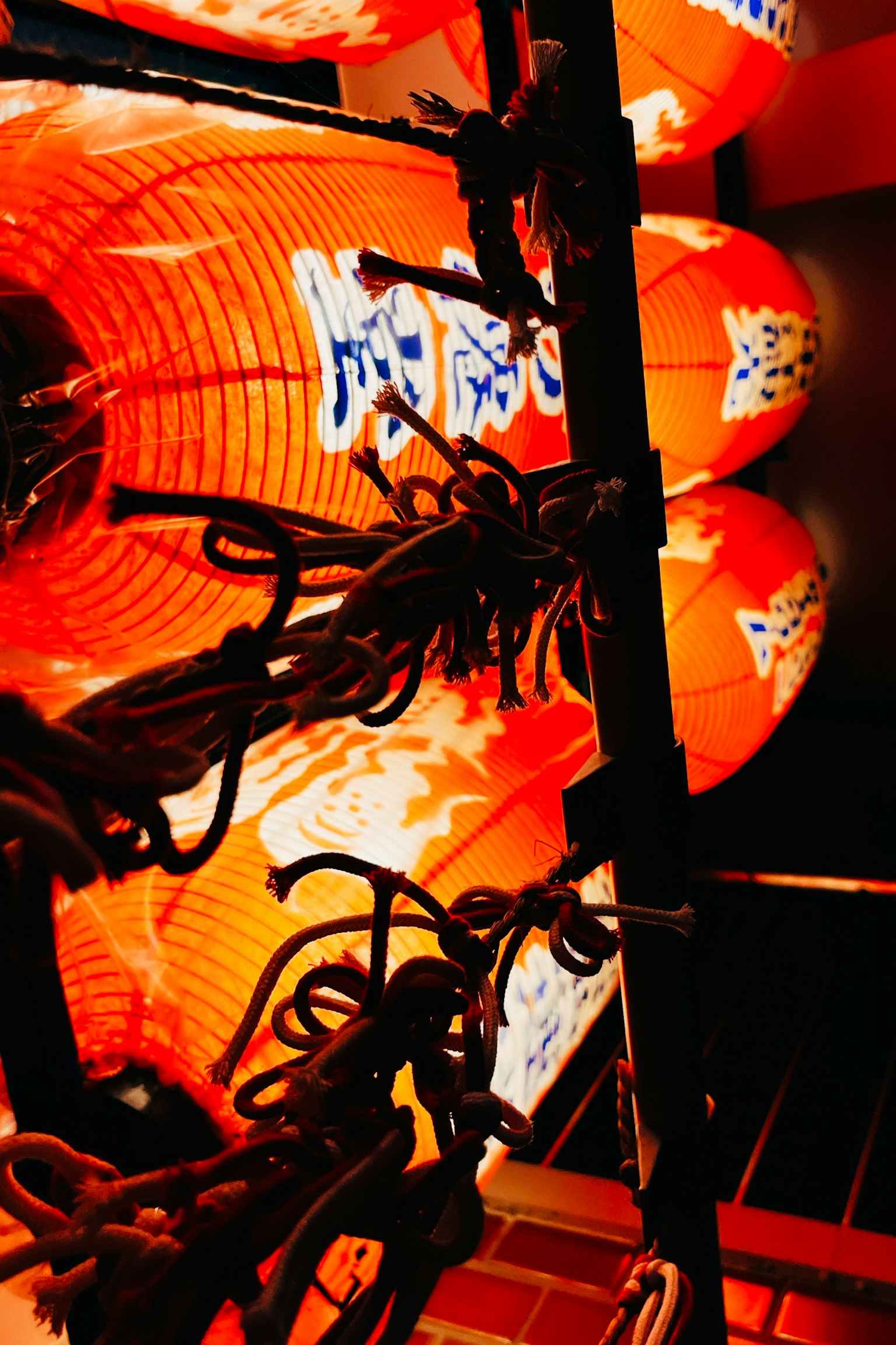 Intérieur d'un izakaya japonais avec des lanternes rouges suspendues