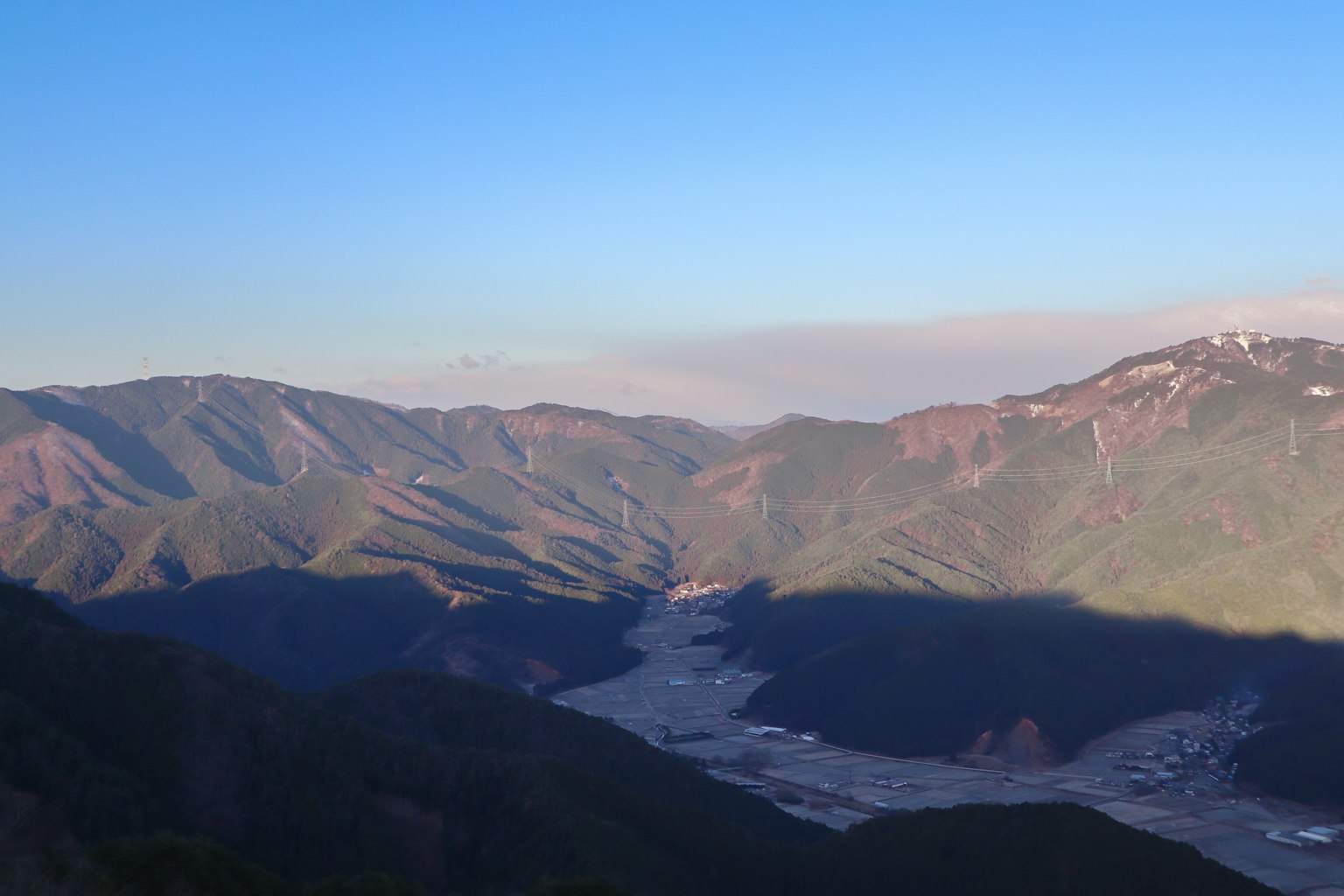 山脈和晴朗藍天的全景