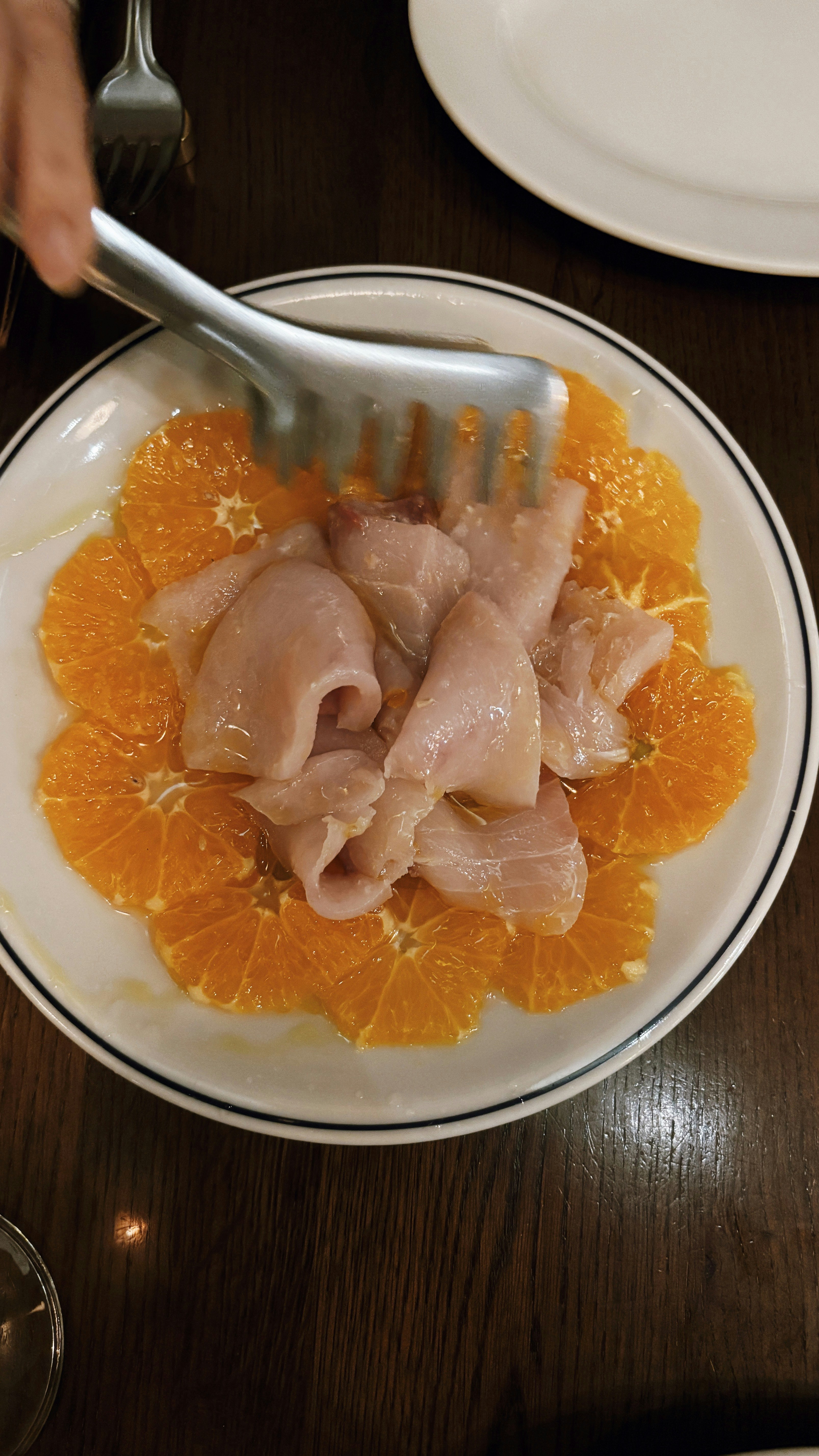 オレンジ色のソースに浸かった鶏肉の盛り付け