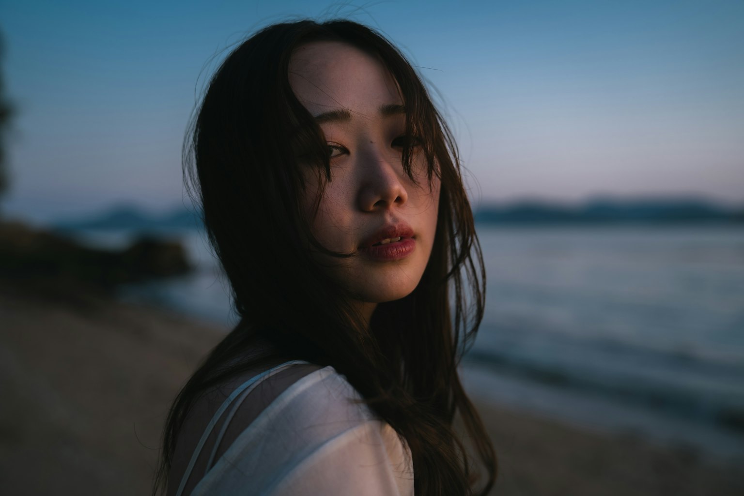 Portrait d'une femme sur la plage au coucher du soleil