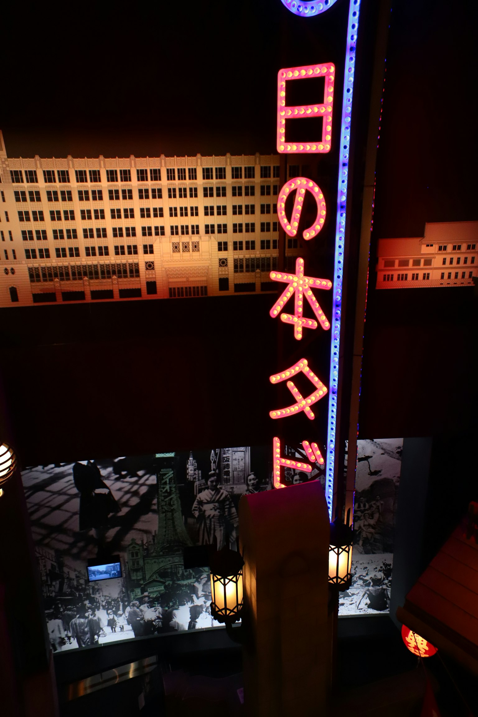 Señal de neón vibrante en caracteres japoneses iluminando un paisaje urbano nocturno