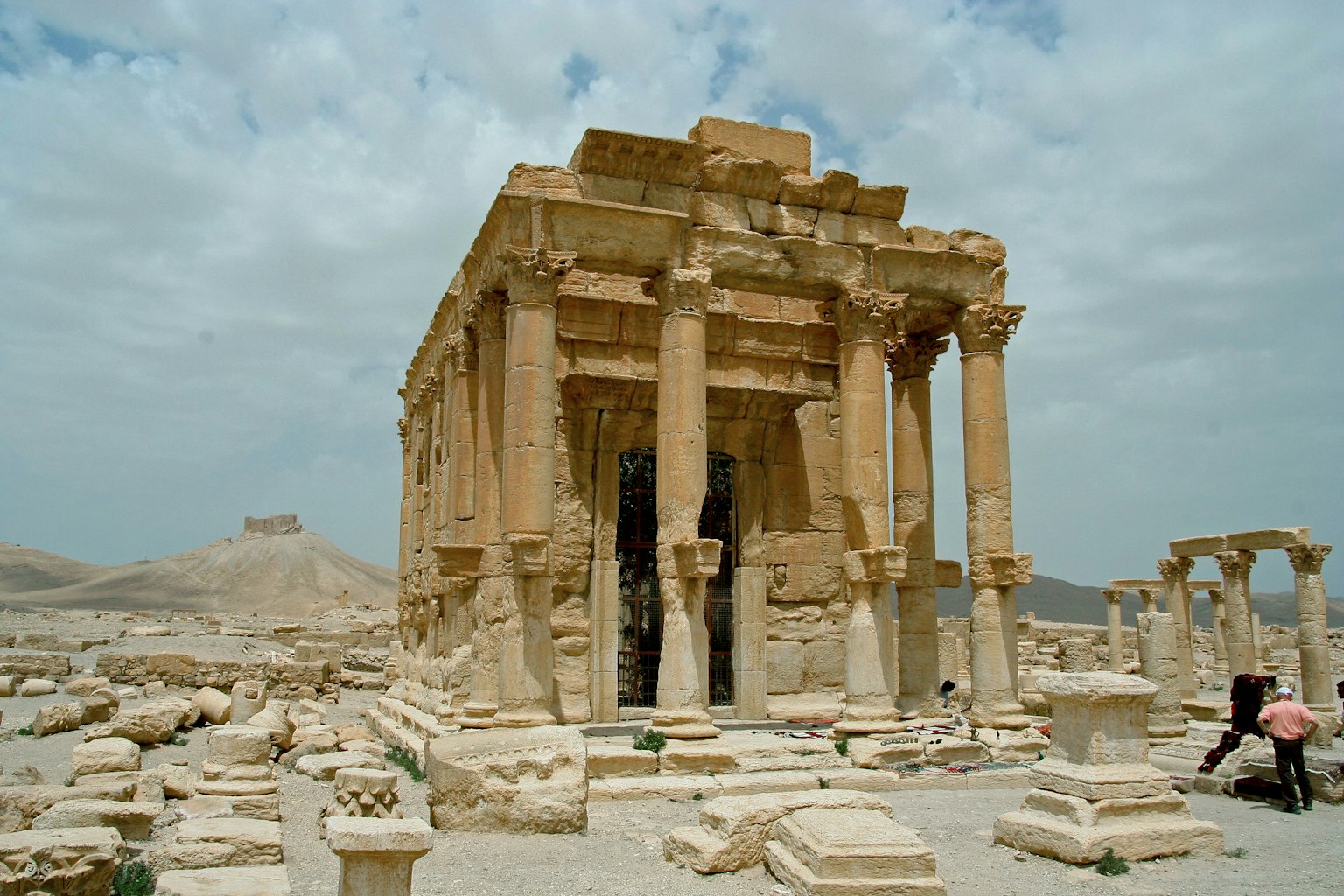 Ruinas de un antiguo templo con columnas y estructuras de piedra distintivas