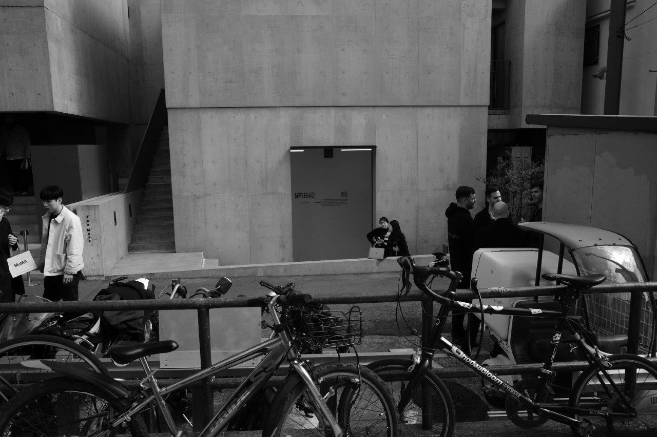 vélos alignés le long d’un mur de bâtiment dans un passage étroit