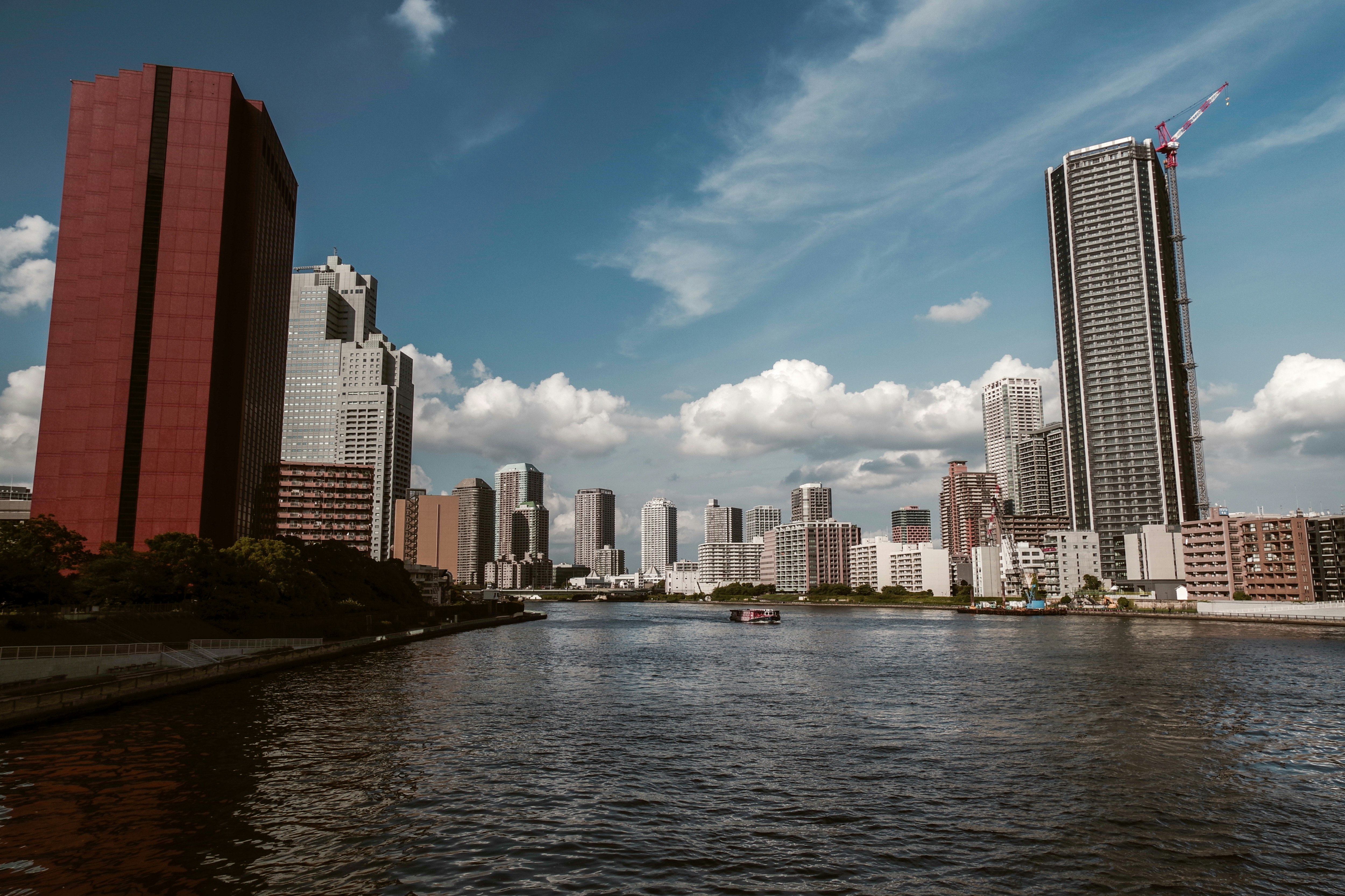 skyline urbano di grattacieli lungo un fiume