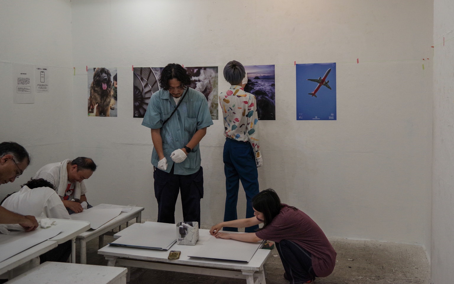 Menschen, die Kunstwerke in einer Kunstgalerie anordnen