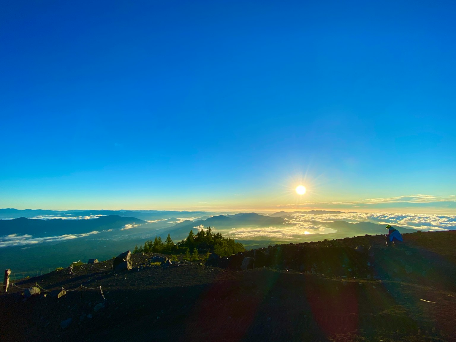 Beeindruckende Aussicht auf den Sonnenaufgang von einem Berggipfel Verschiedene Blautöne des Himmels und Wolken Ozeanähnliche Landschaft