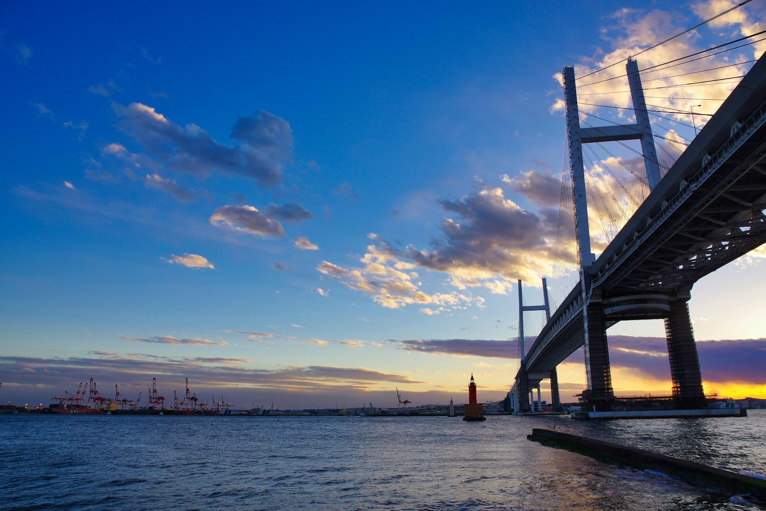Pemandangan indah Jembatan Yokohama Bay di bawah matahari terbenam yang indah