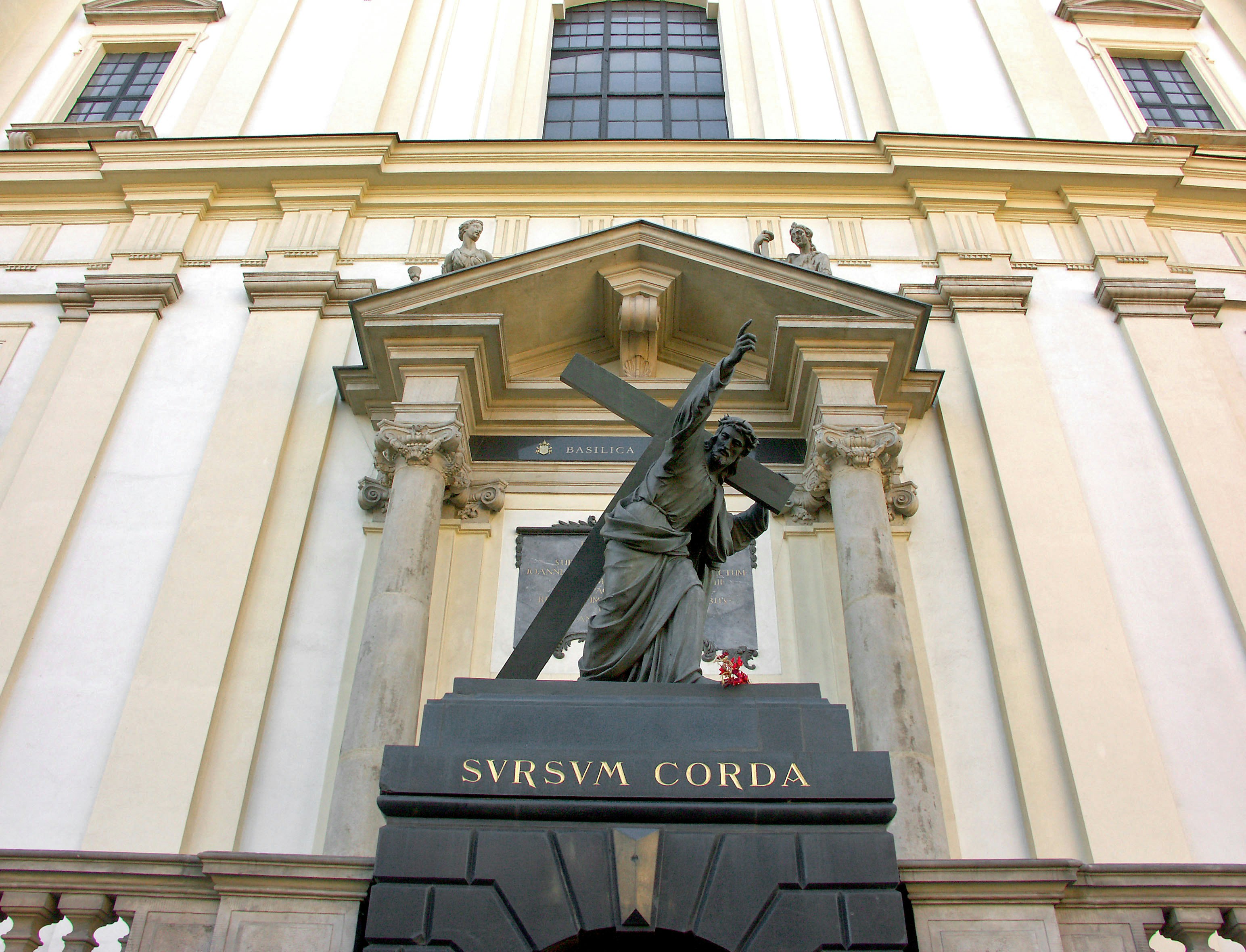 estatua y ramo en la entrada de una fachada de edificio
