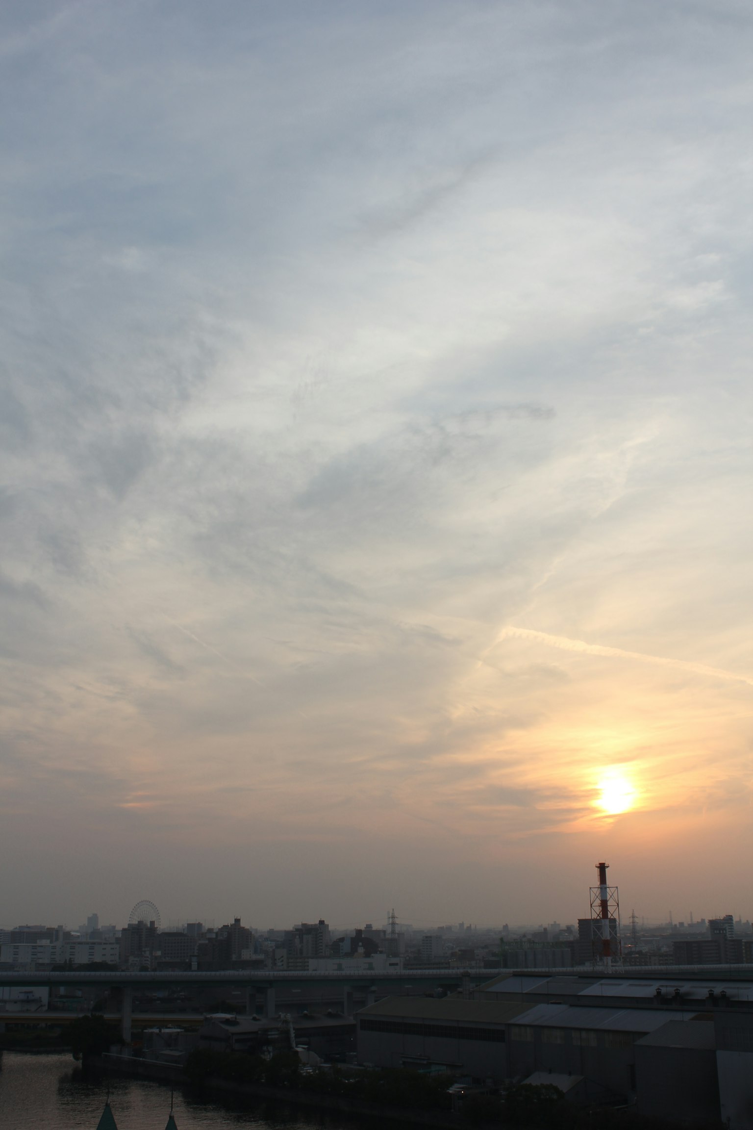 Paesaggio al tramonto con colori vivaci del cielo e motivi nuvolosi