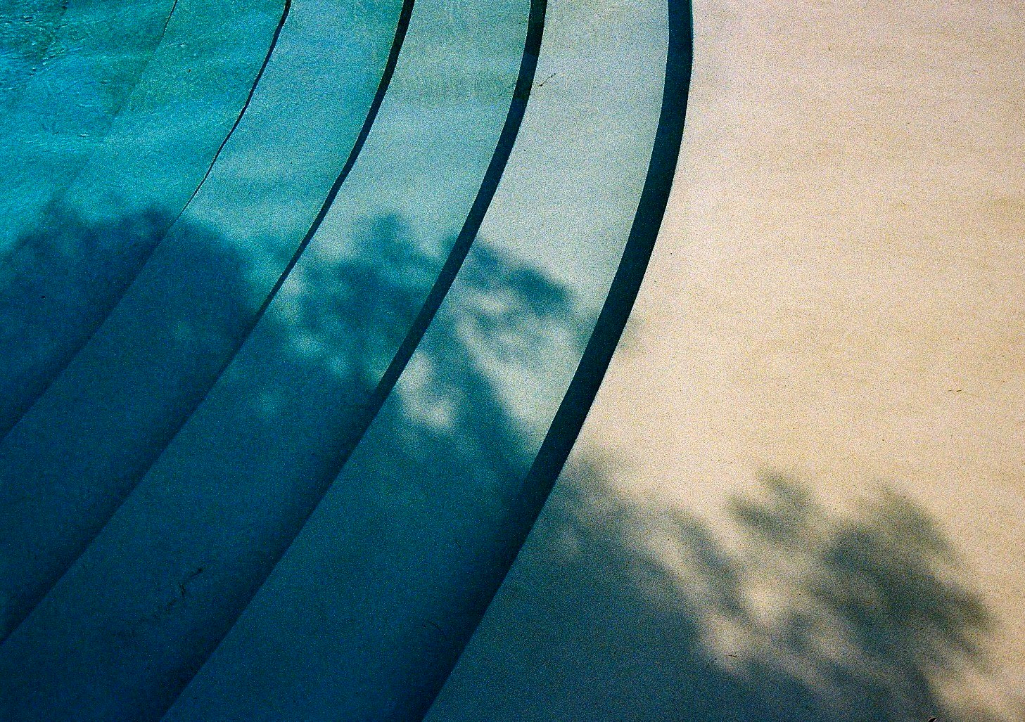 Reflets de lumière et d’ombres à l’intérieur d’un parapluie bleu