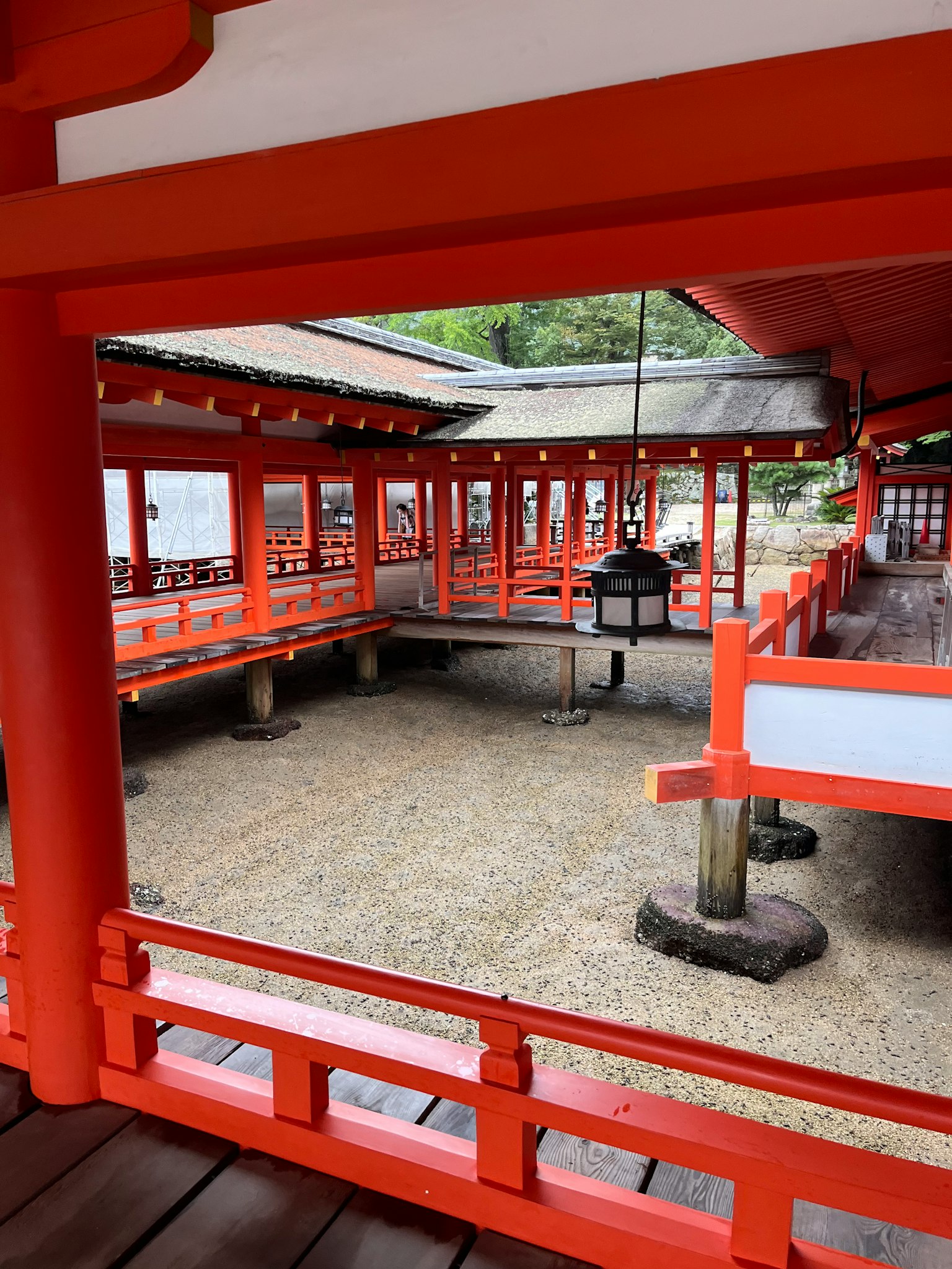 有红色柱子和屋顶的神社内部视图