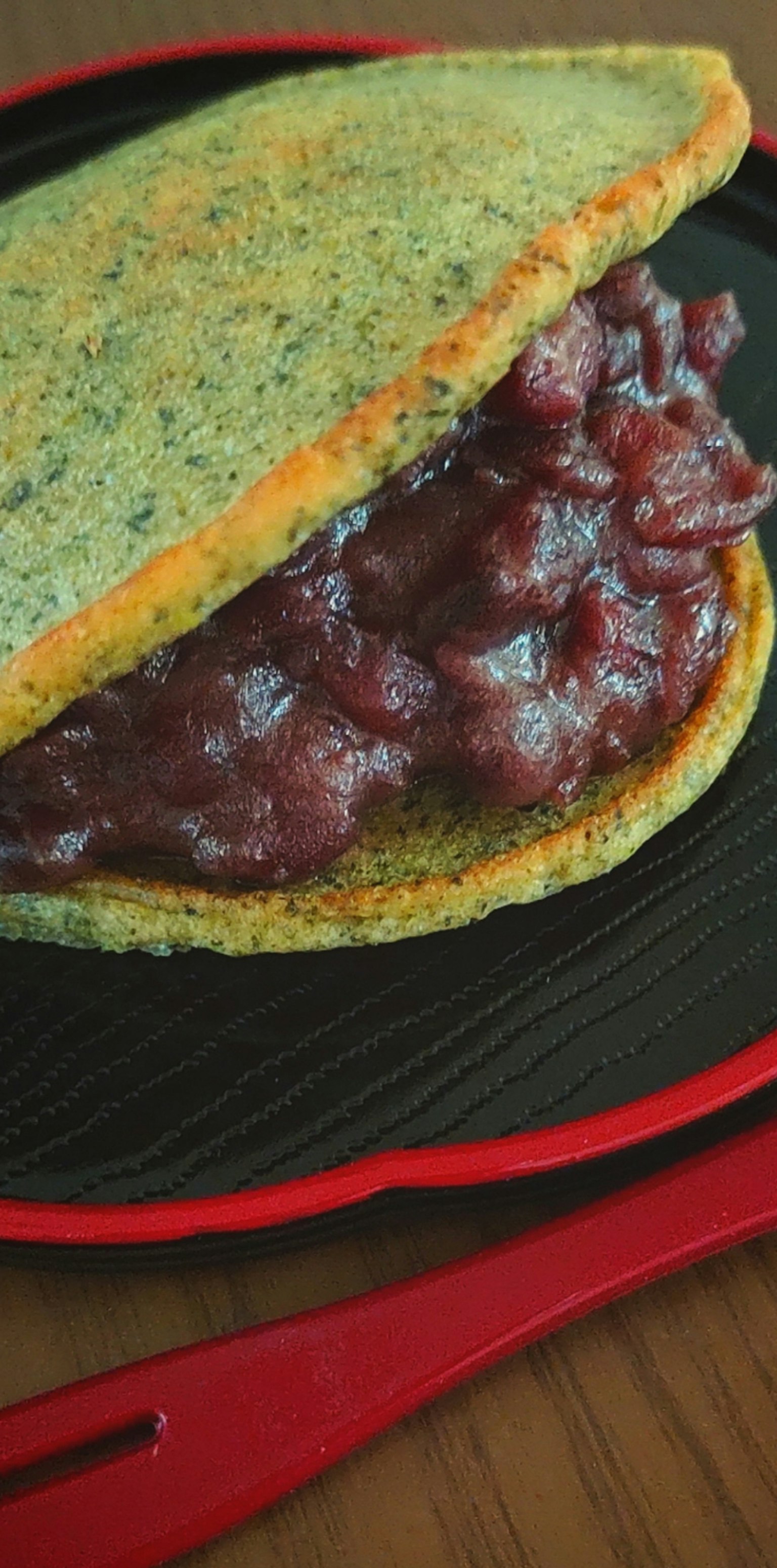 A green dough pastry filled with red bean paste