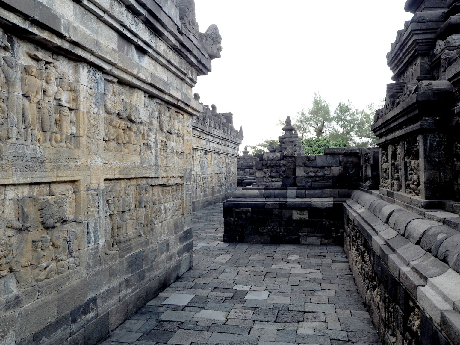 Couloir et sculptures du temple de Borobudur