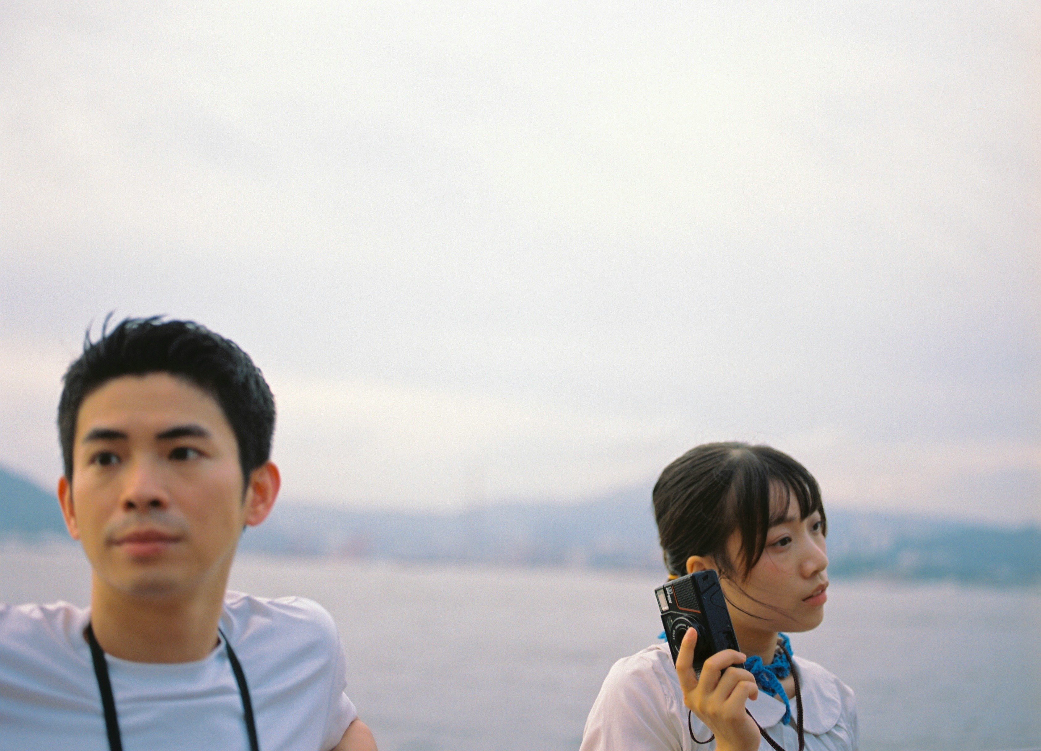 海辺で会話する2人の人物