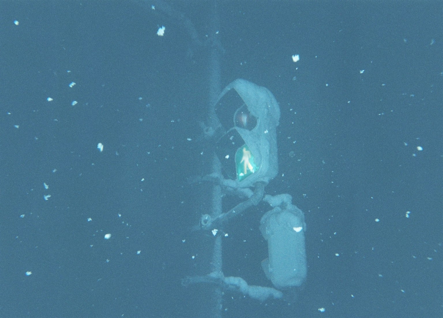 눈송이가 내리는 얼음 환경에서 작업 중인 우주 비행사